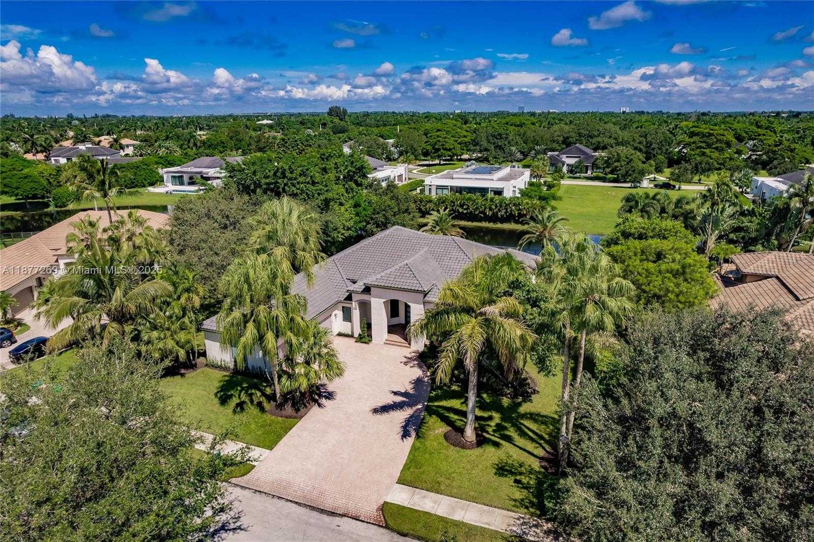 Small Image of 12641 NORTH STONEBROOK CIR, Davie Number 45
