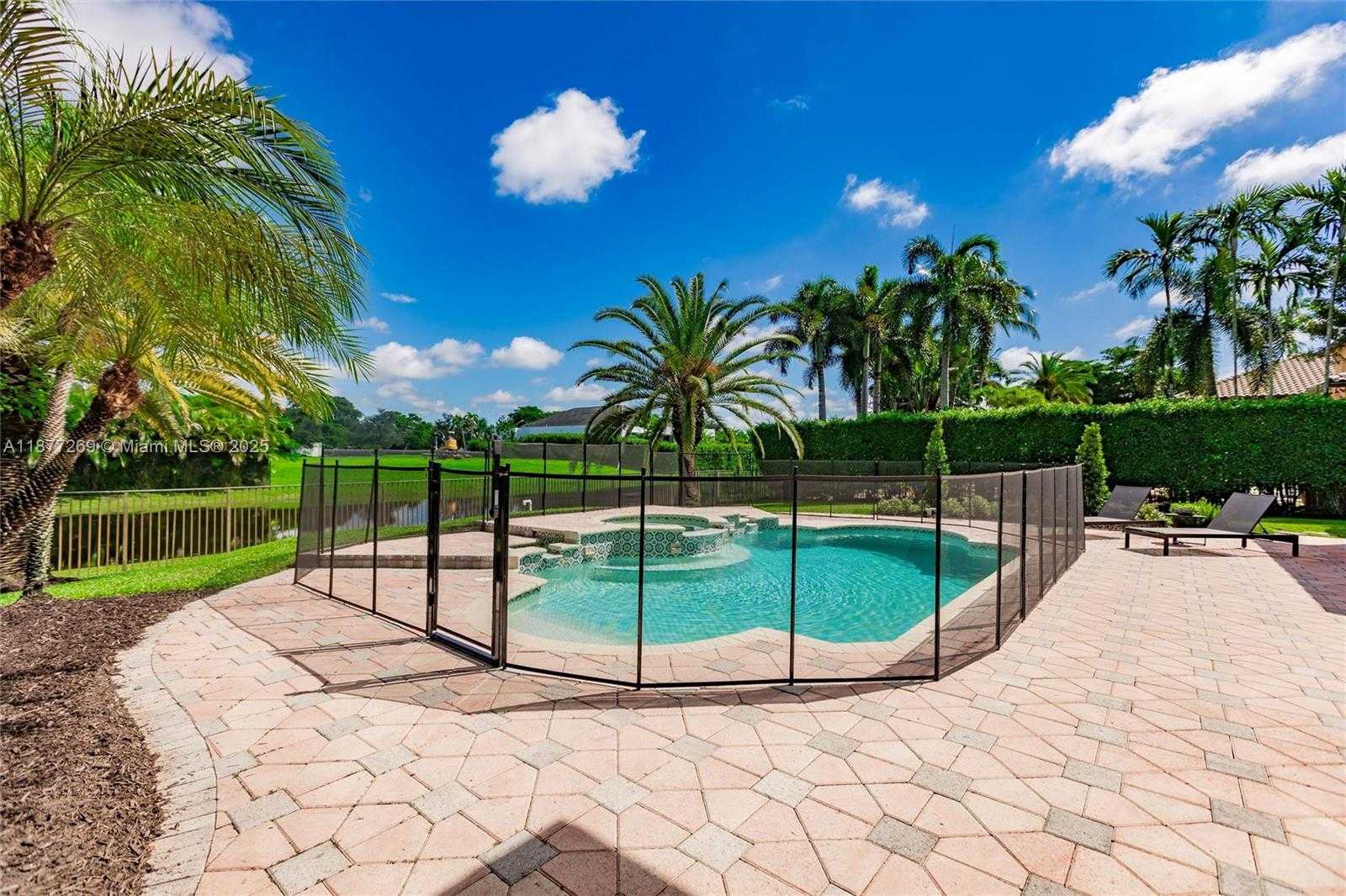 Small Image of 12641 NORTH STONEBROOK CIR, Davie Number 64