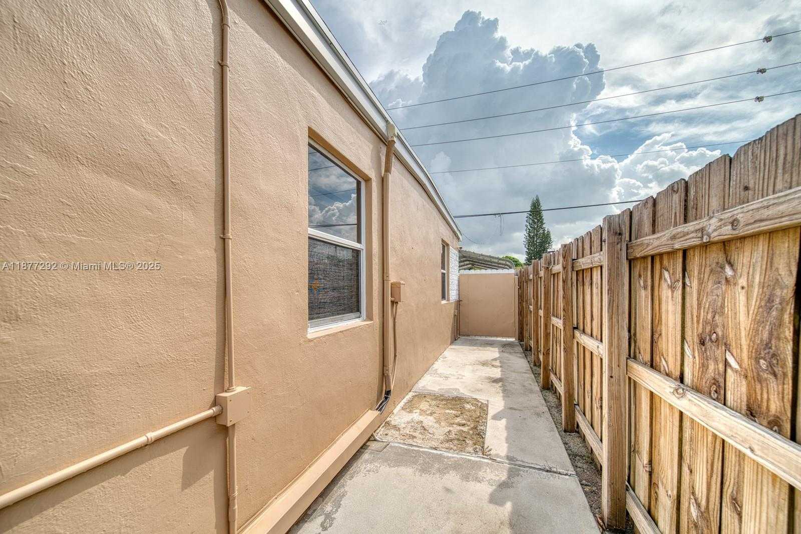 Small Image of 4150 EAST 9TH CT, Hialeah Number 28