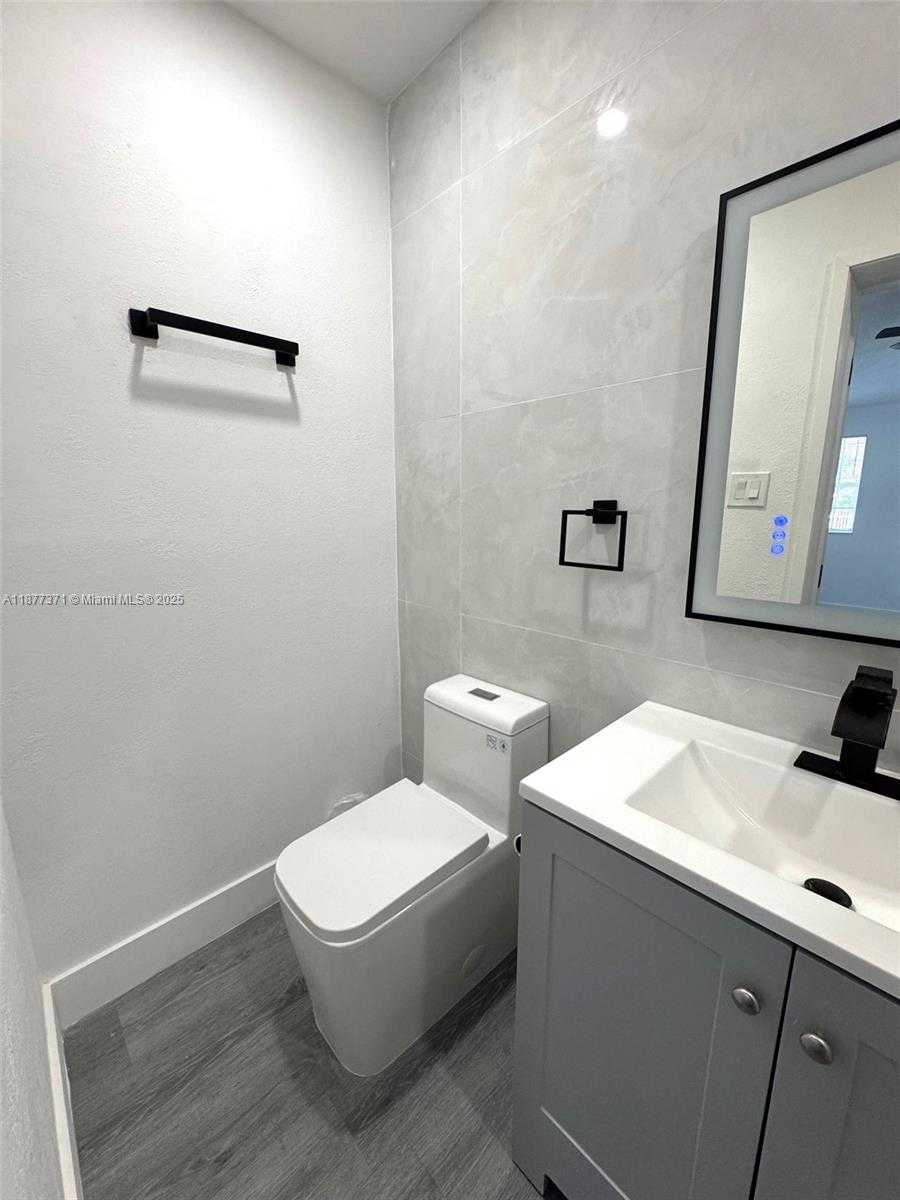 Small Image of 9221 BROAD MANOR RD, Miami Number 12