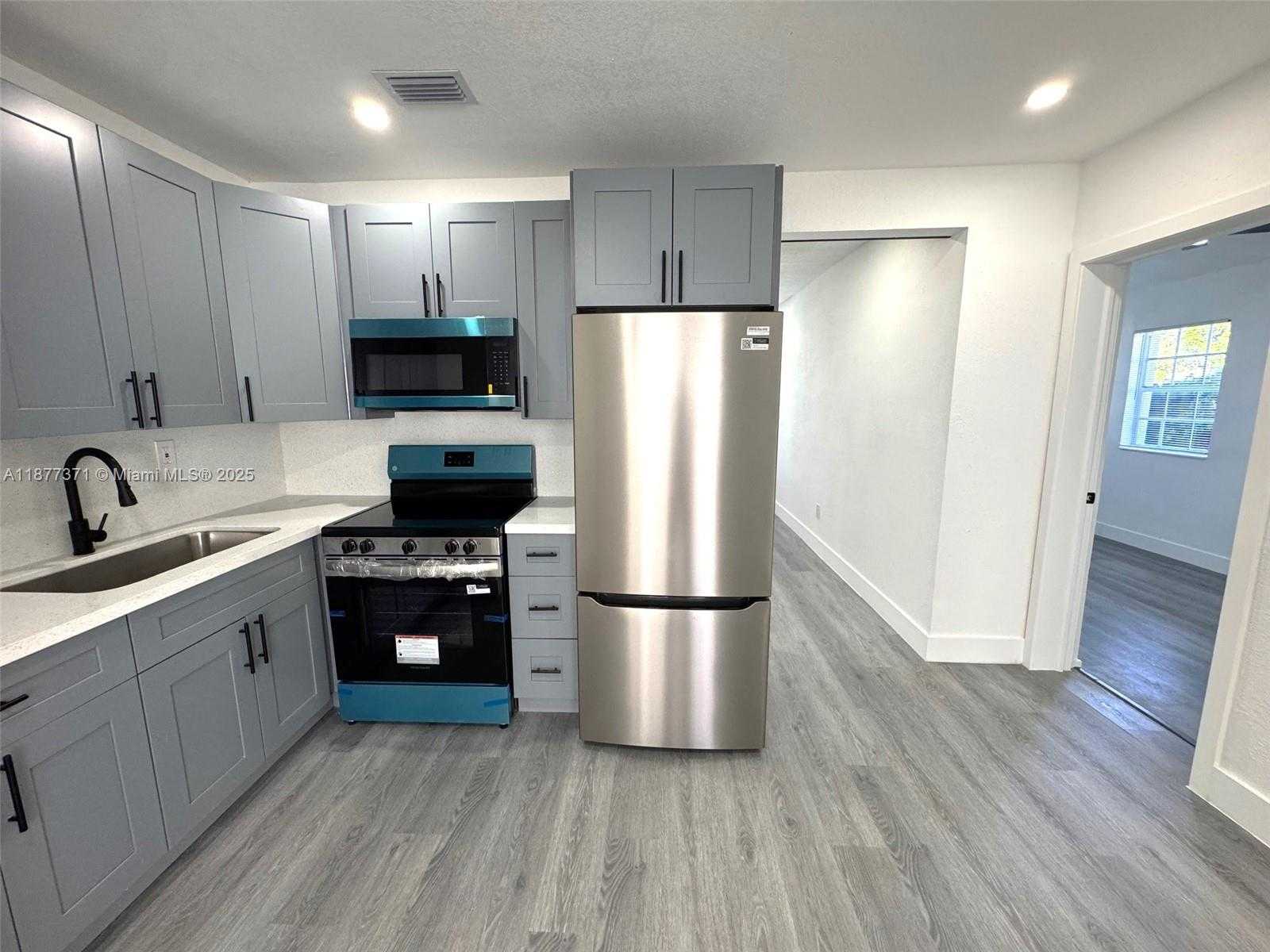Small Image of 9221 BROAD MANOR RD, Miami Number 17