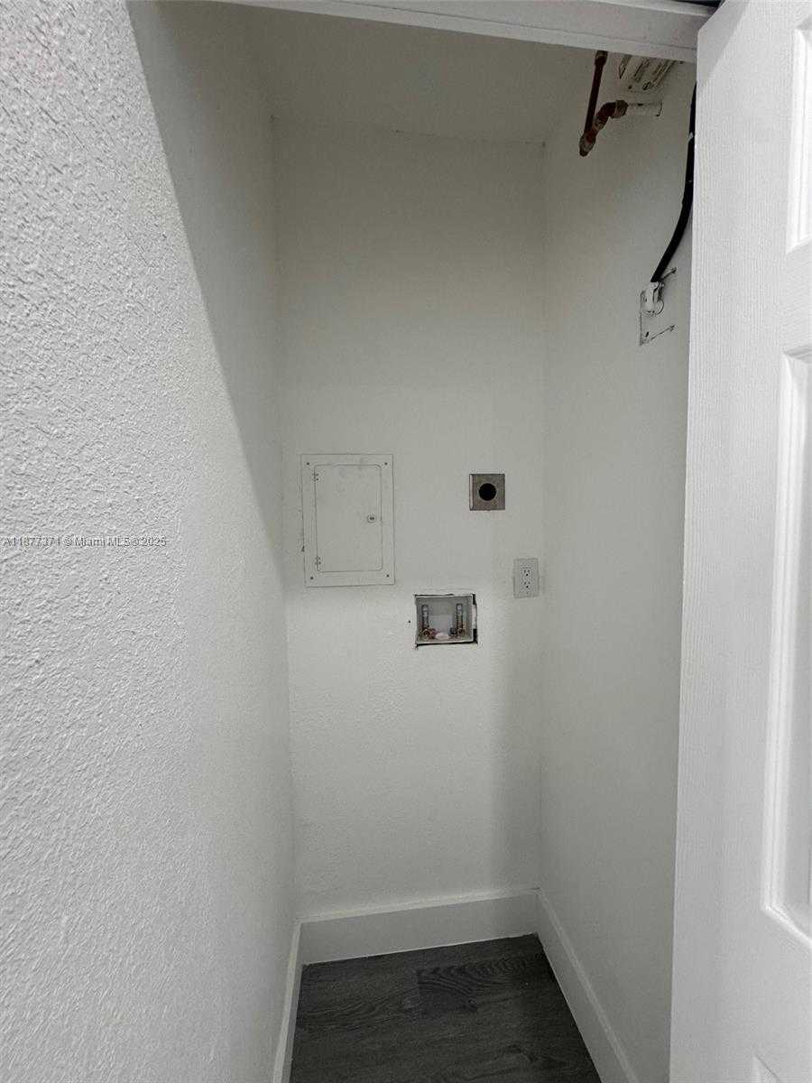 Small Image of 9221 BROAD MANOR RD, Miami Number 19