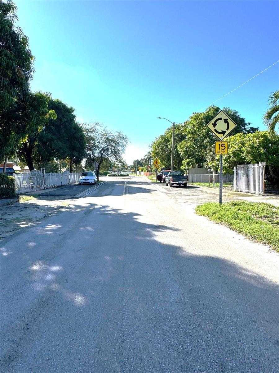Small Image of 9221 BROAD MANOR RD, Miami Number 28