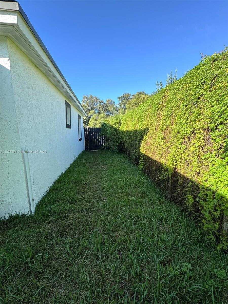 Small Image of 9221 BROAD MANOR RD, Miami Number 3