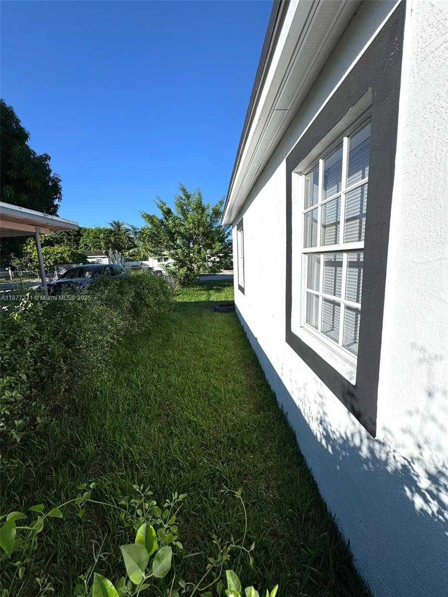 Small Image of 9221 BROAD MANOR RD, Miami Number 4