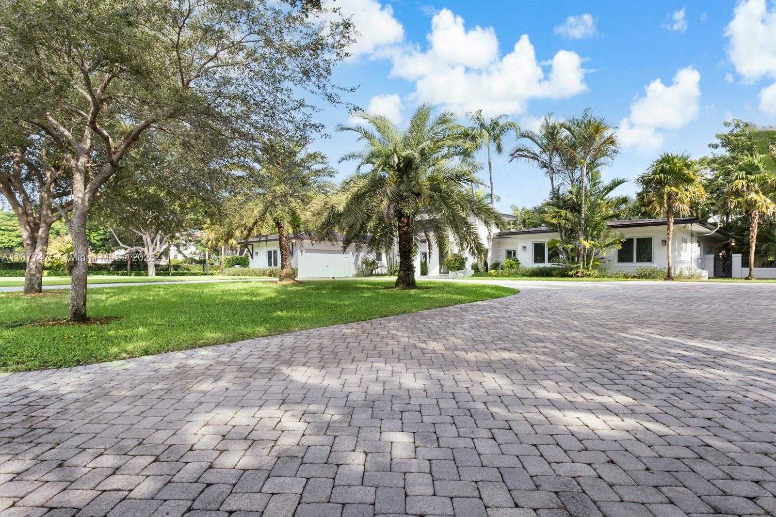 Small Image of 6195 SOUTH WEST 133RD ST, Pinecrest Number 2