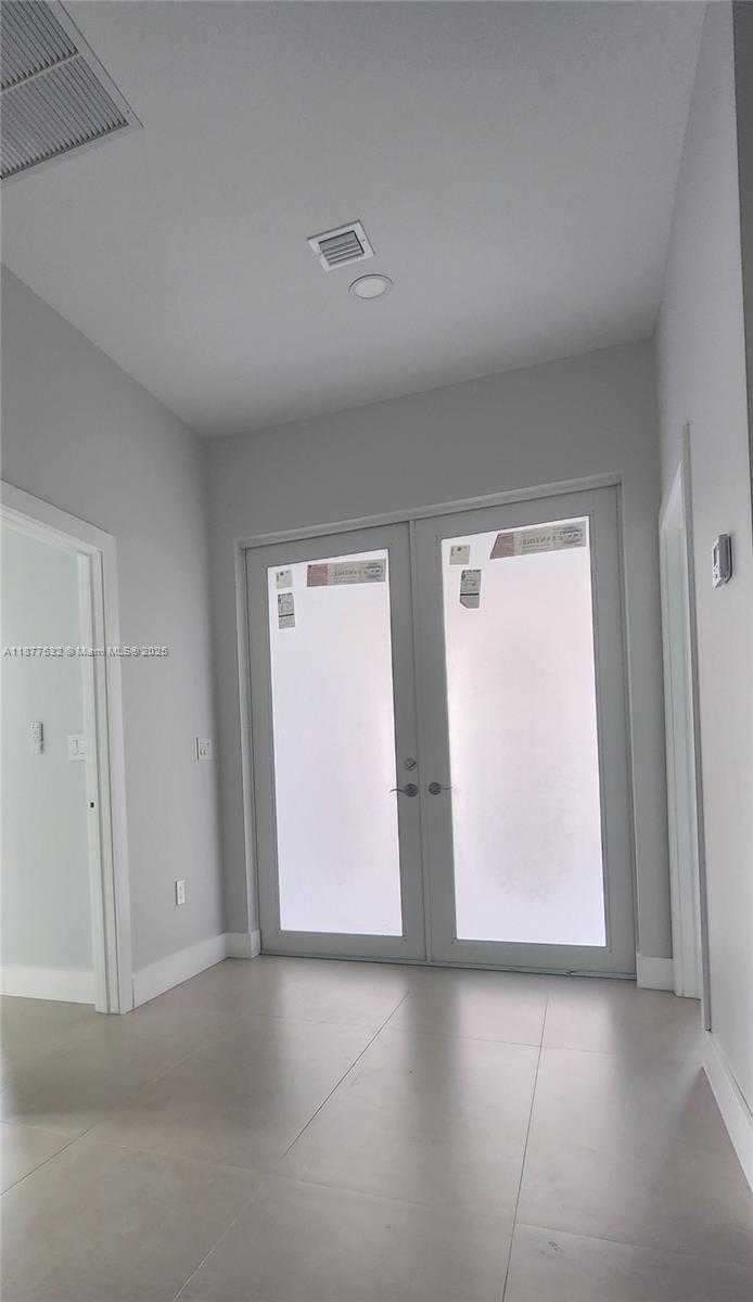 Small Image of 1212 NW 4th Ave, Fort Lauderdale, FL 33311, USA Number 3