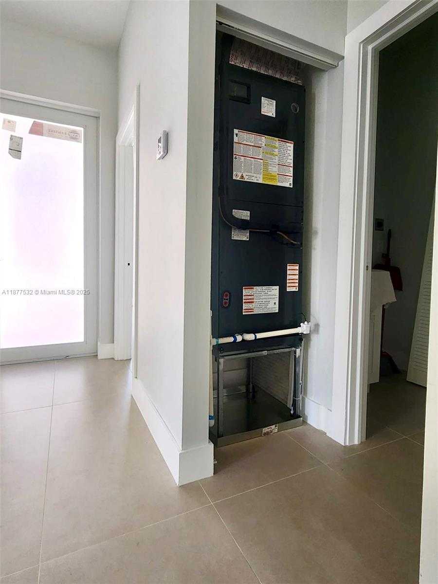 Small Image of 1212 NW 4th Ave, Fort Lauderdale, FL 33311, USA Number 6