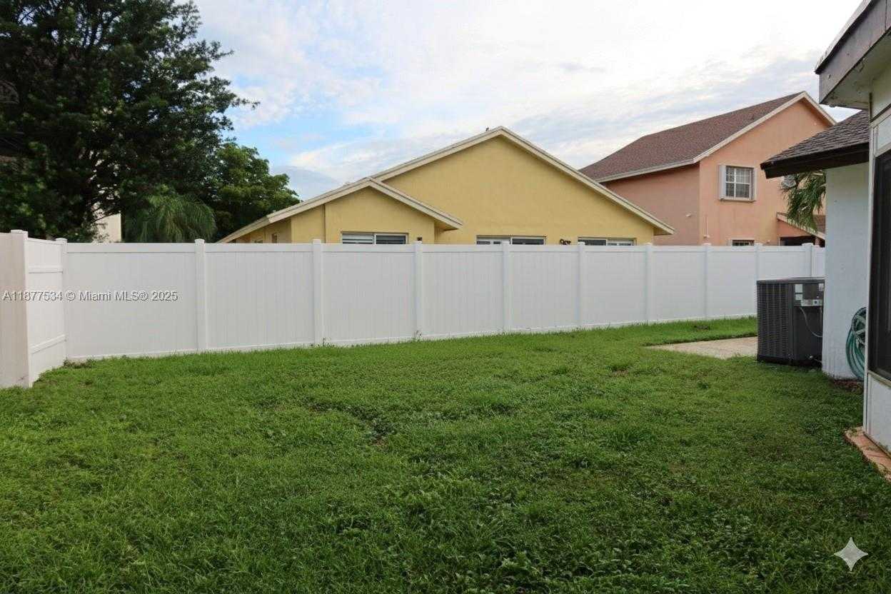 Small Image of 9740 SOUTH WEST 13TH ST, Pembroke Pines Number 17