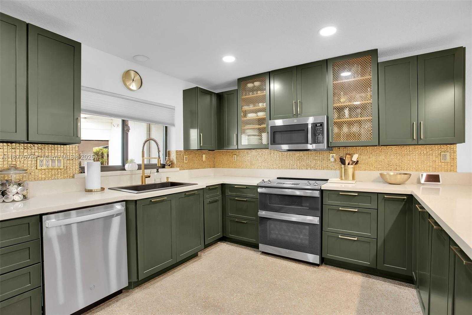 Small Image of 3008 NORTH EAST 1ST TERRACE, Wilton Manors Number 6