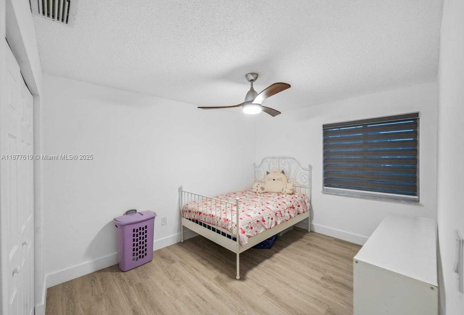 Small Image of Miami Number 15
