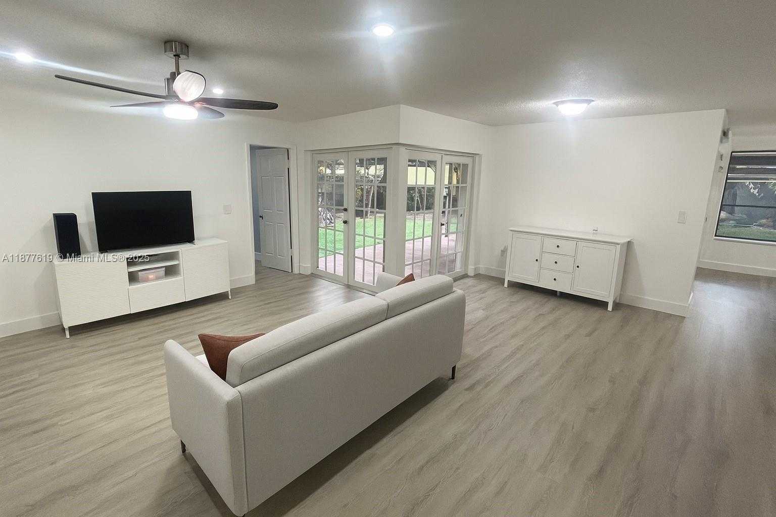 Small Image of Miami Number 3