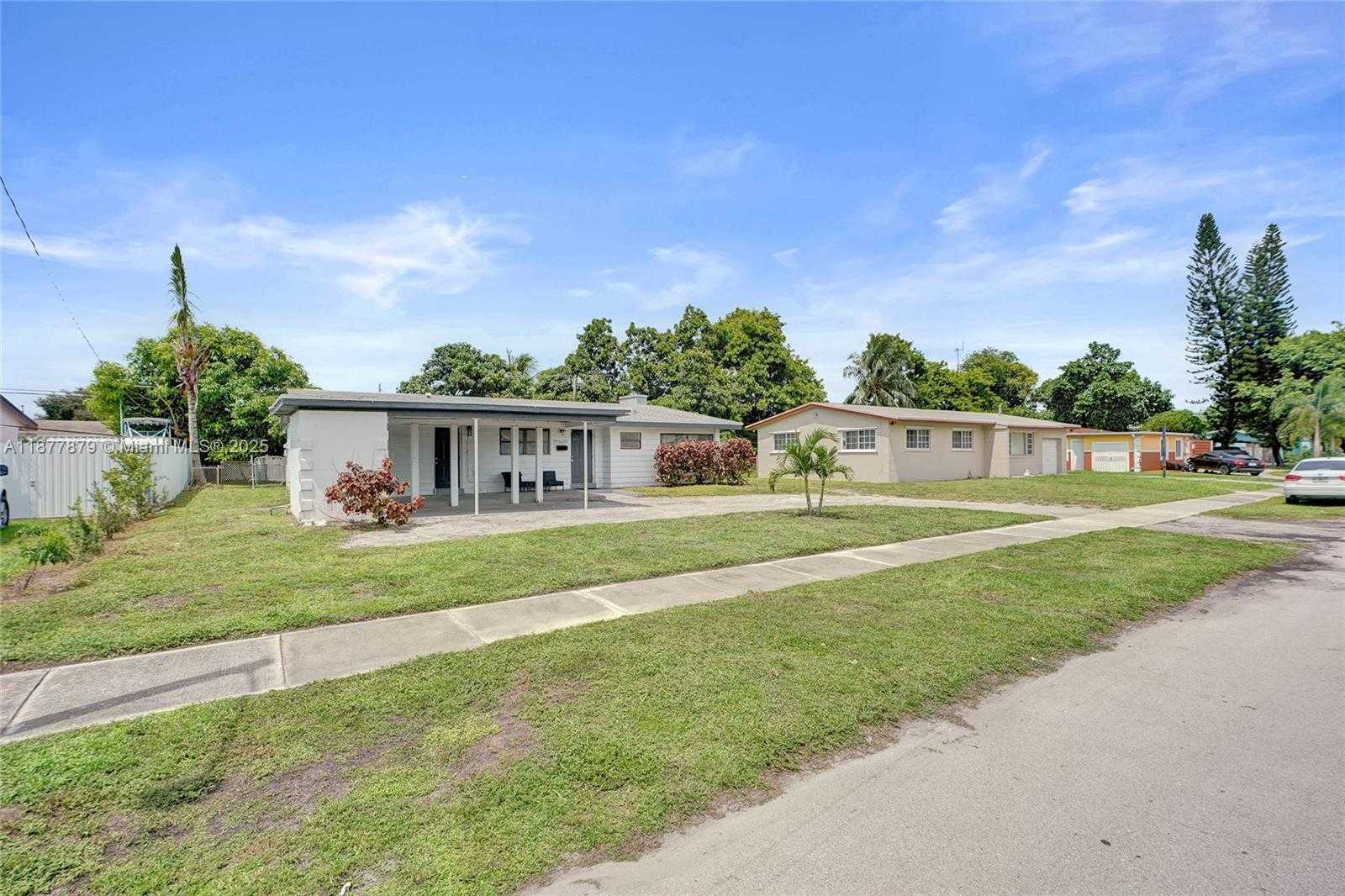 Small Image of 19620 NW 6TH COURT, Miami Gardens Number 2