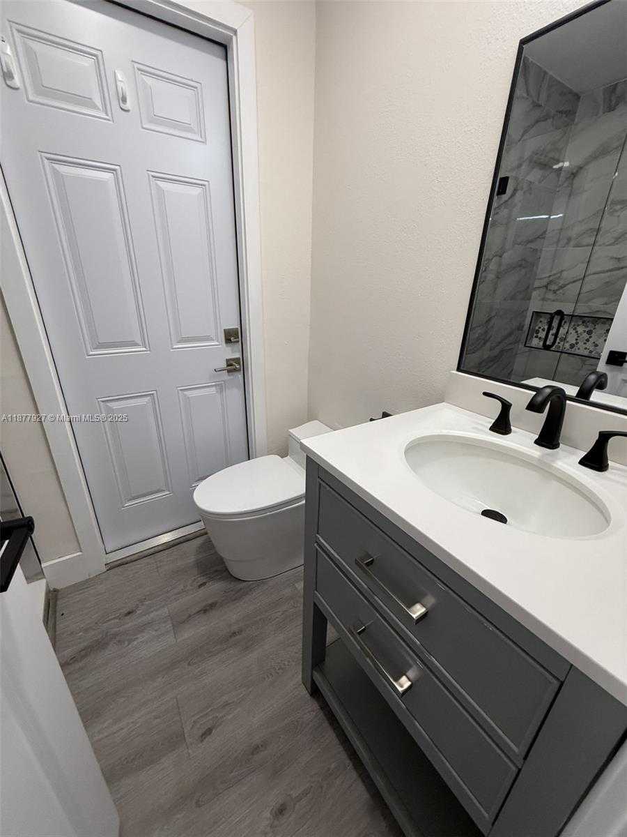 Small Image of 3985 PROCTOR RD, Sarasota Number 16