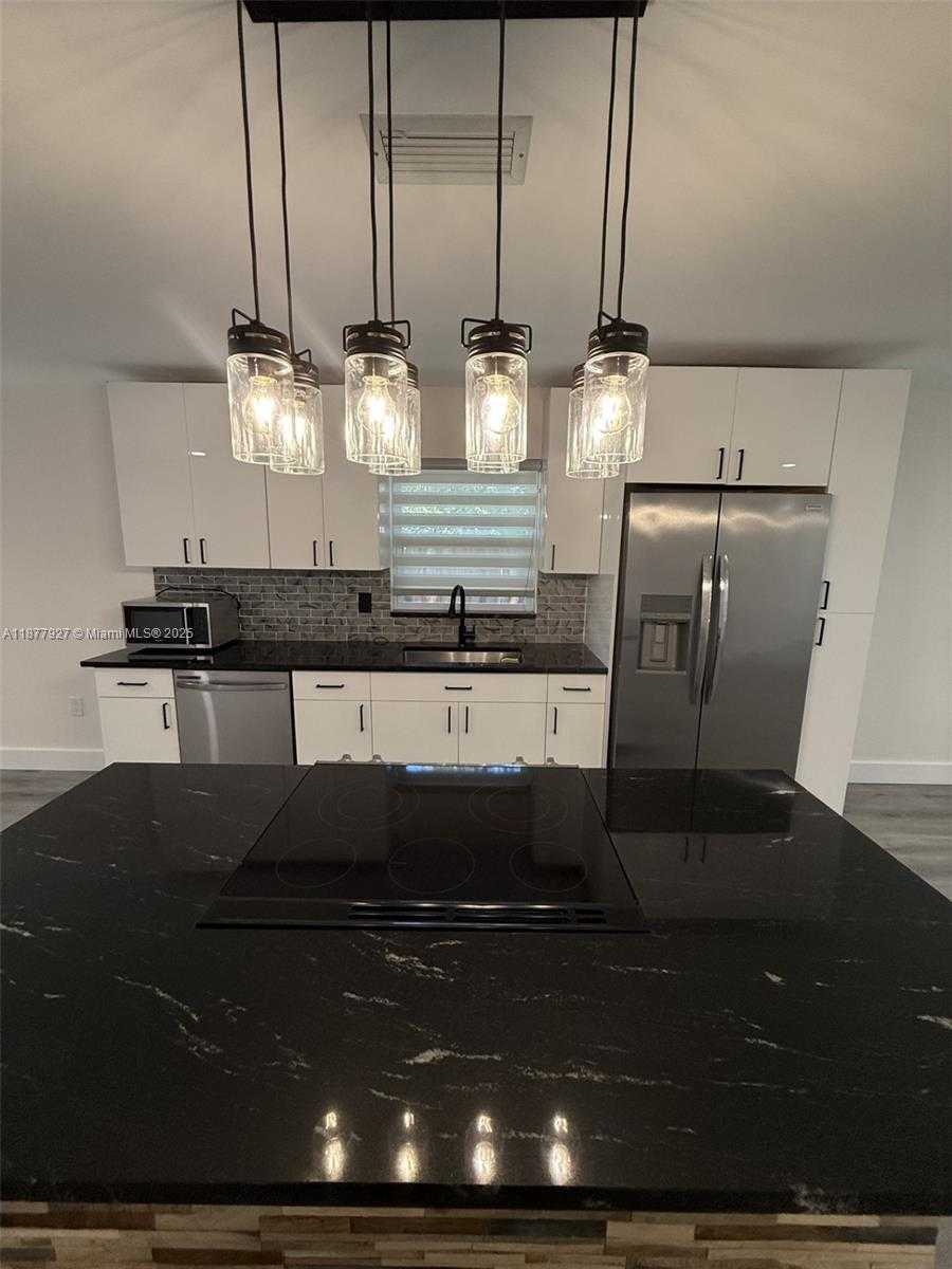 Small Image of 3985 PROCTOR RD, Sarasota Number 5