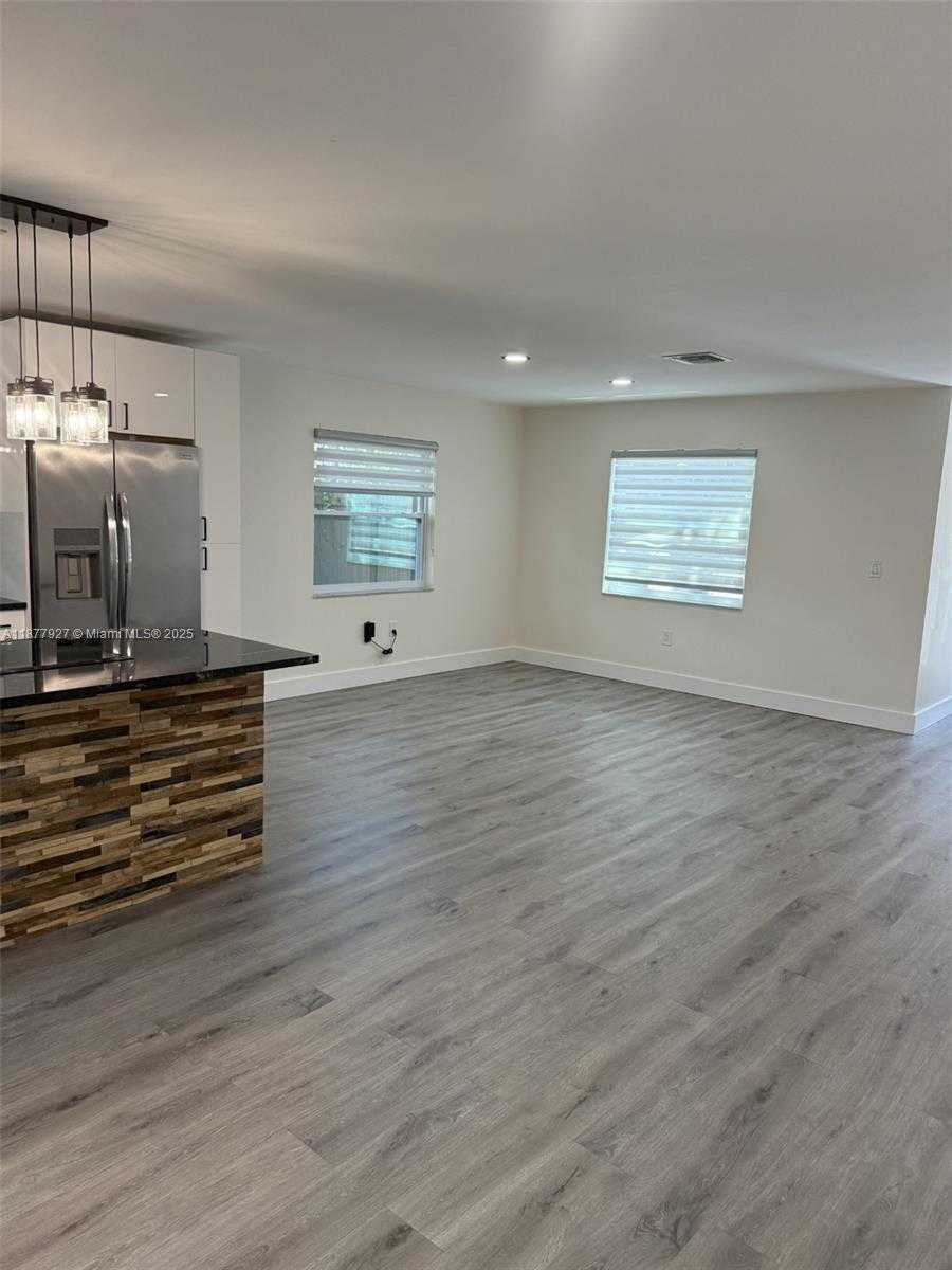 Small Image of 3985 PROCTOR RD, Sarasota Number 7
