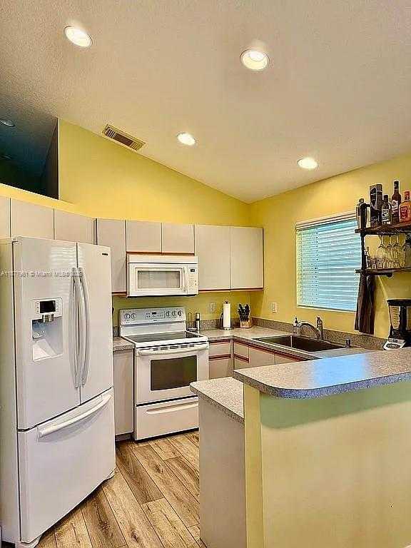 Small Image of 524 SOUTH WEST CRAWFISH DR, Port St. Lucie Number 4