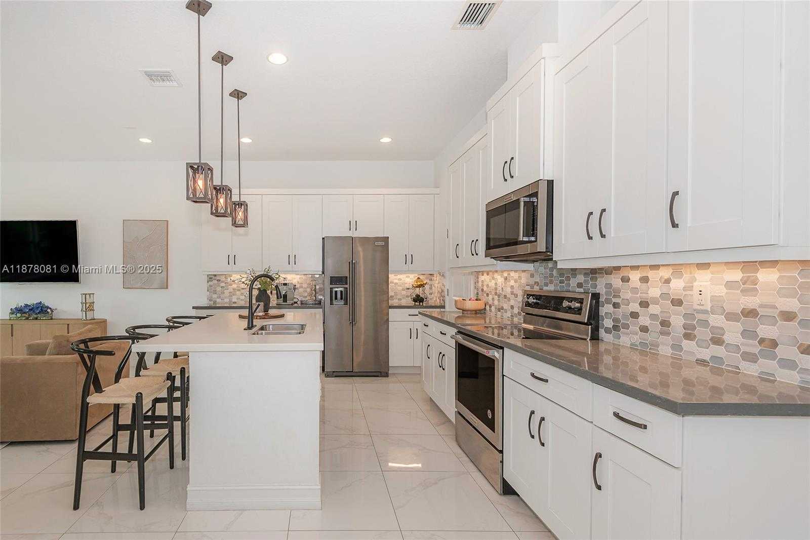 Small Image of 11816 SOUTH WEST 13TH CT, Pembroke Pines Number 19