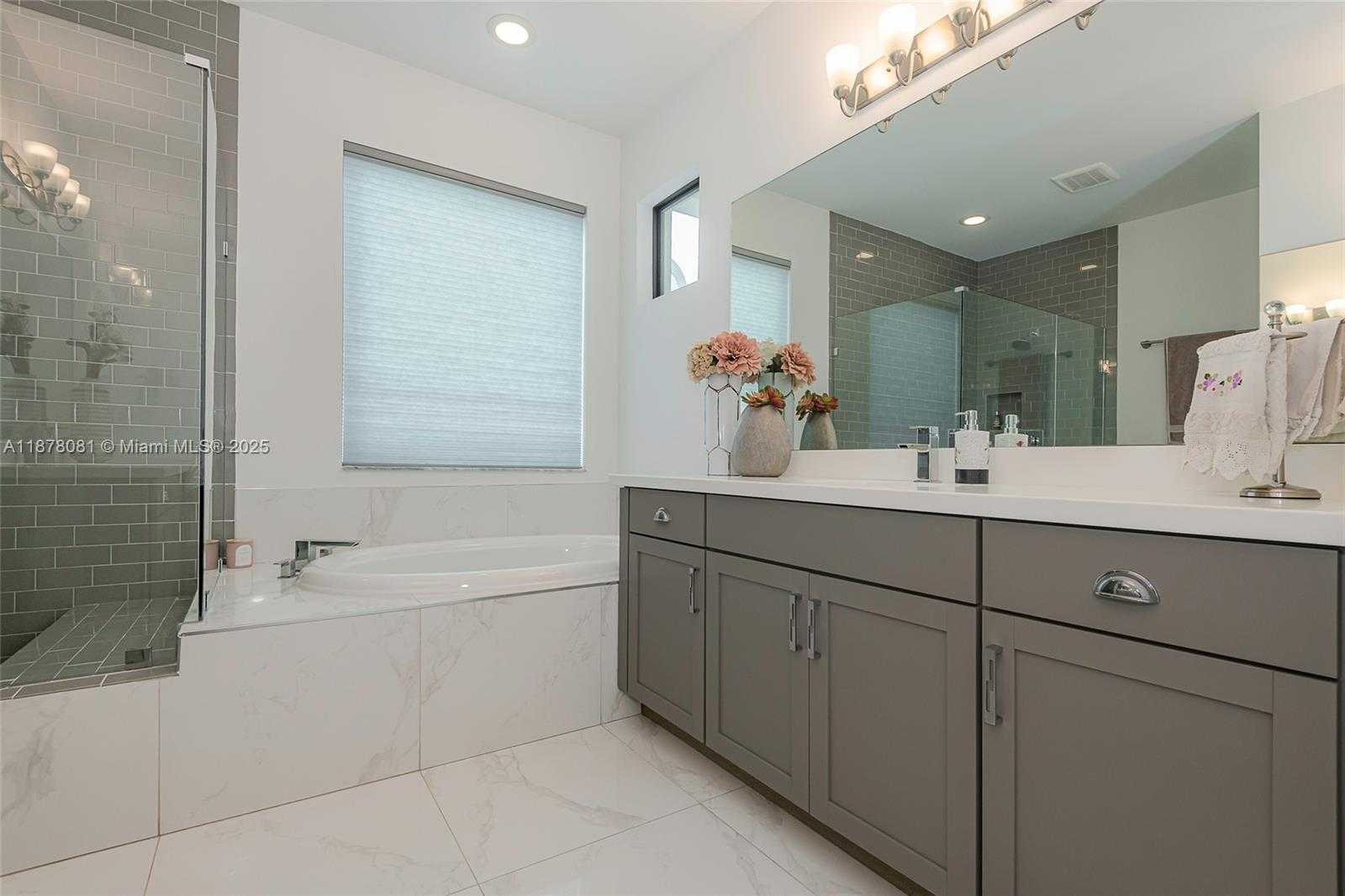 Small Image of 11816 SOUTH WEST 13TH CT, Pembroke Pines Number 43