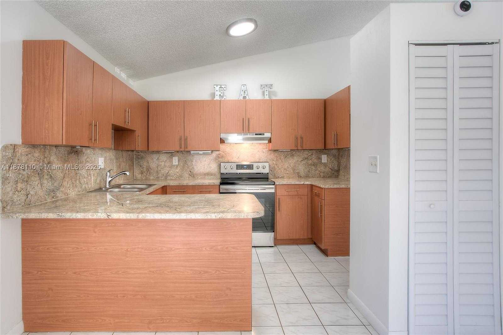 Small Image of 2525 WEST 73RD PL, Hialeah Number 6