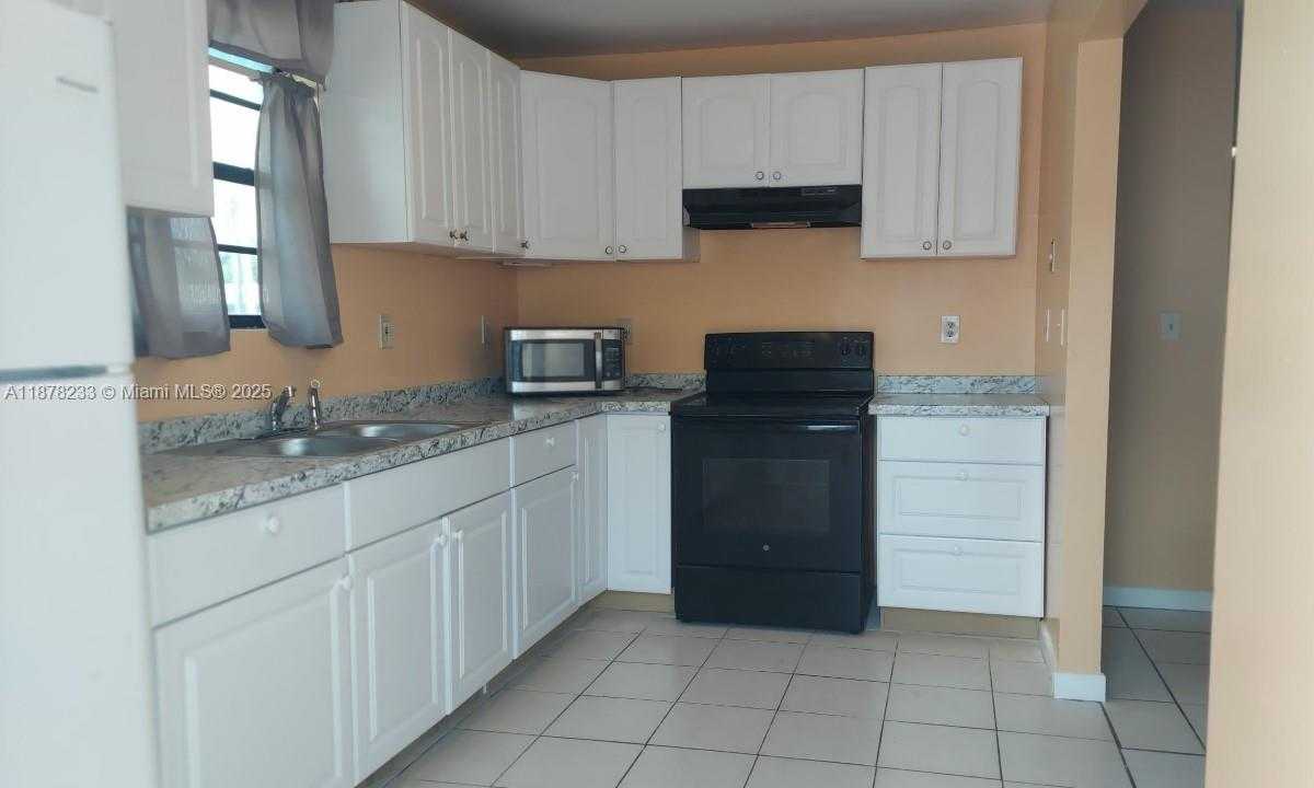 Small Image of 5738 FLETCHER ST, Hollywood Number 2