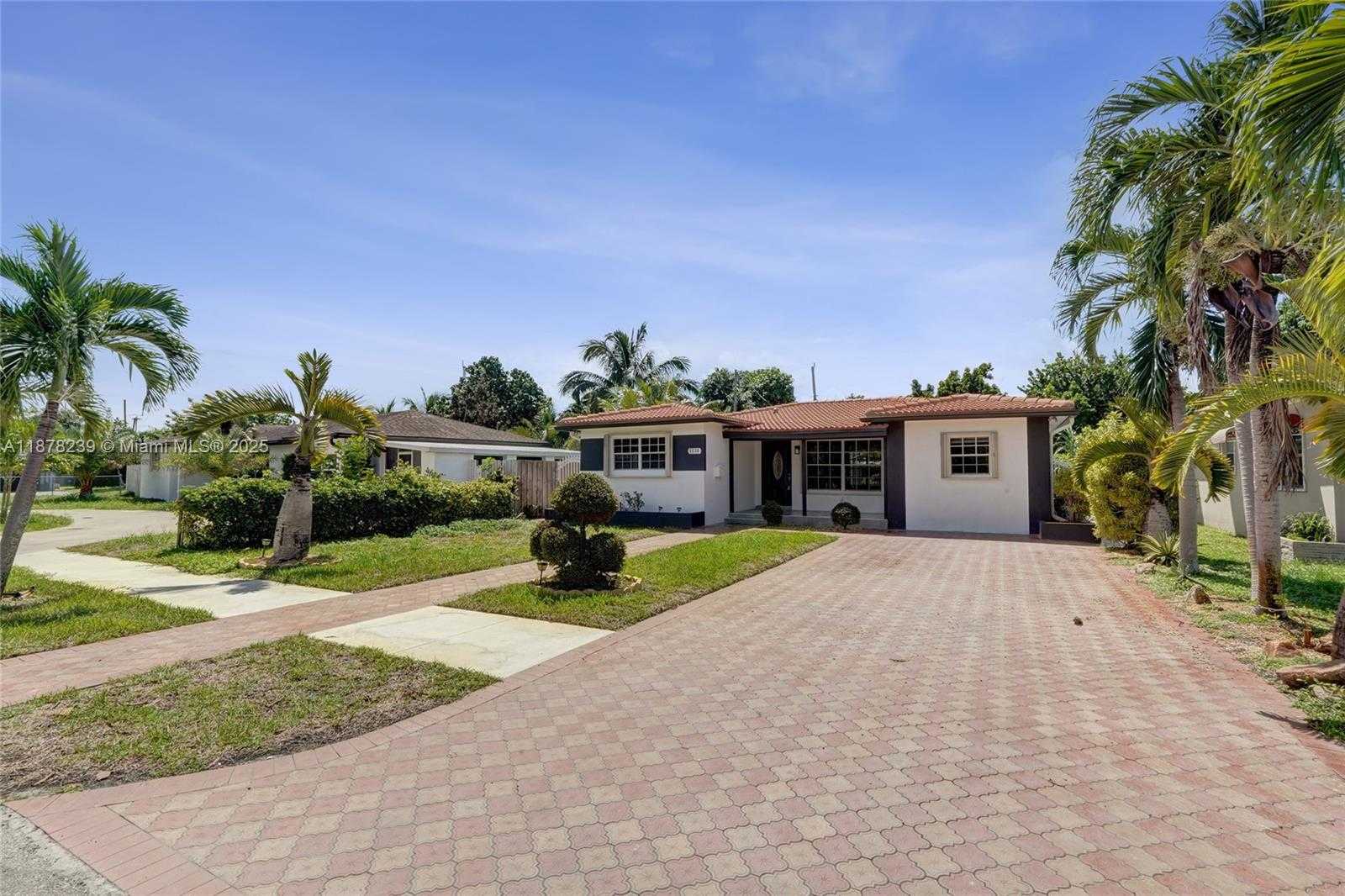 Small Image of 2238 RODMAN ST, Hollywood Number 2
