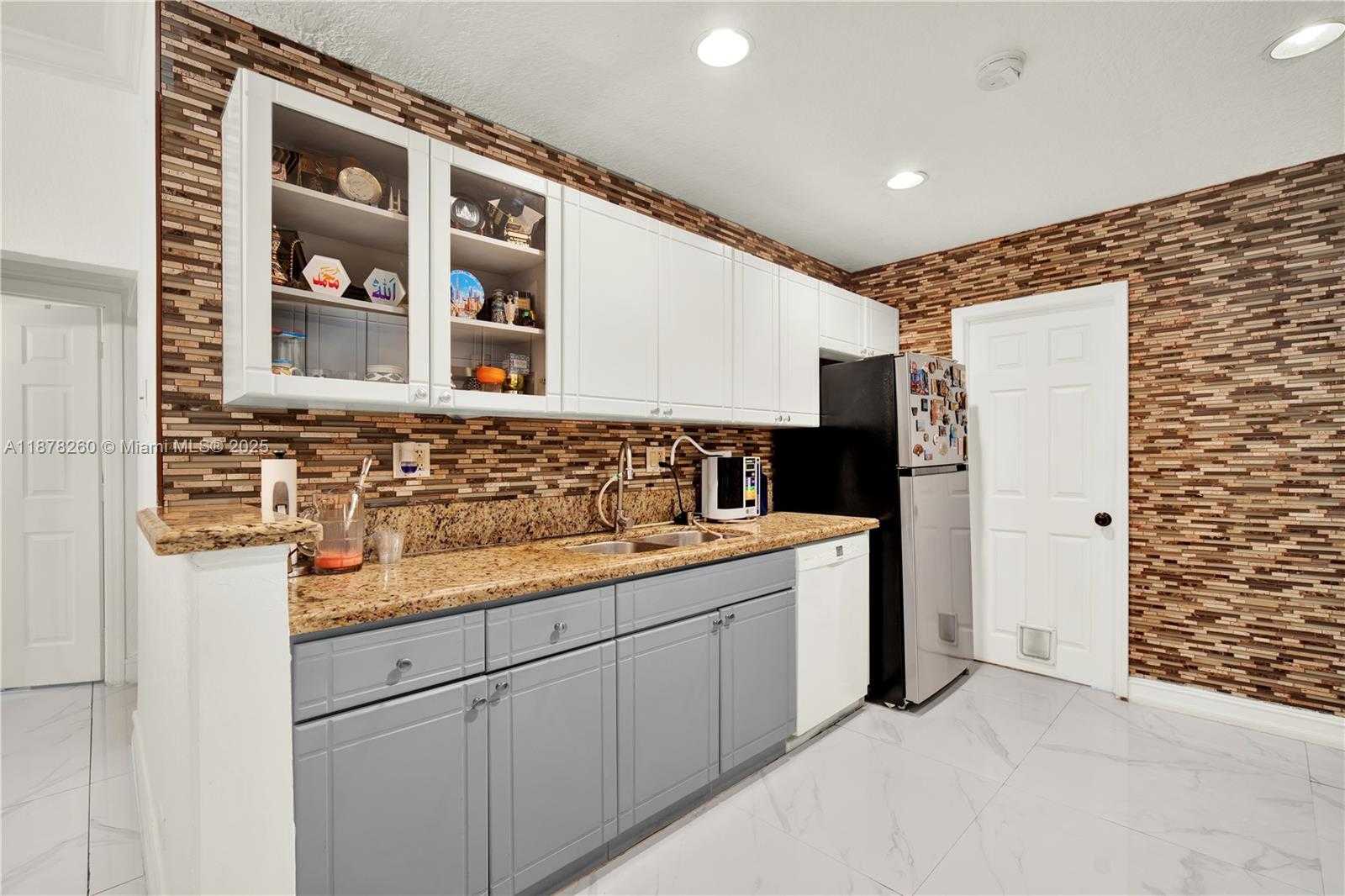 Small Image of 6400 SOUTH WEST 62ND CT, South Miami Number 9