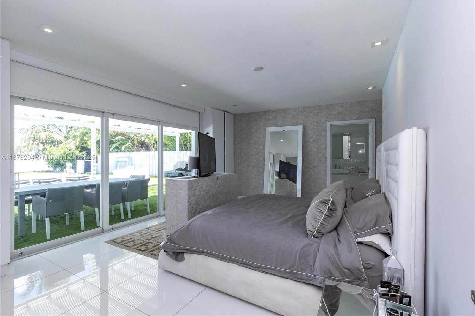 Small Image of 1215 NORTH BISCAYNE POINT RD, Miami Beach Number 25