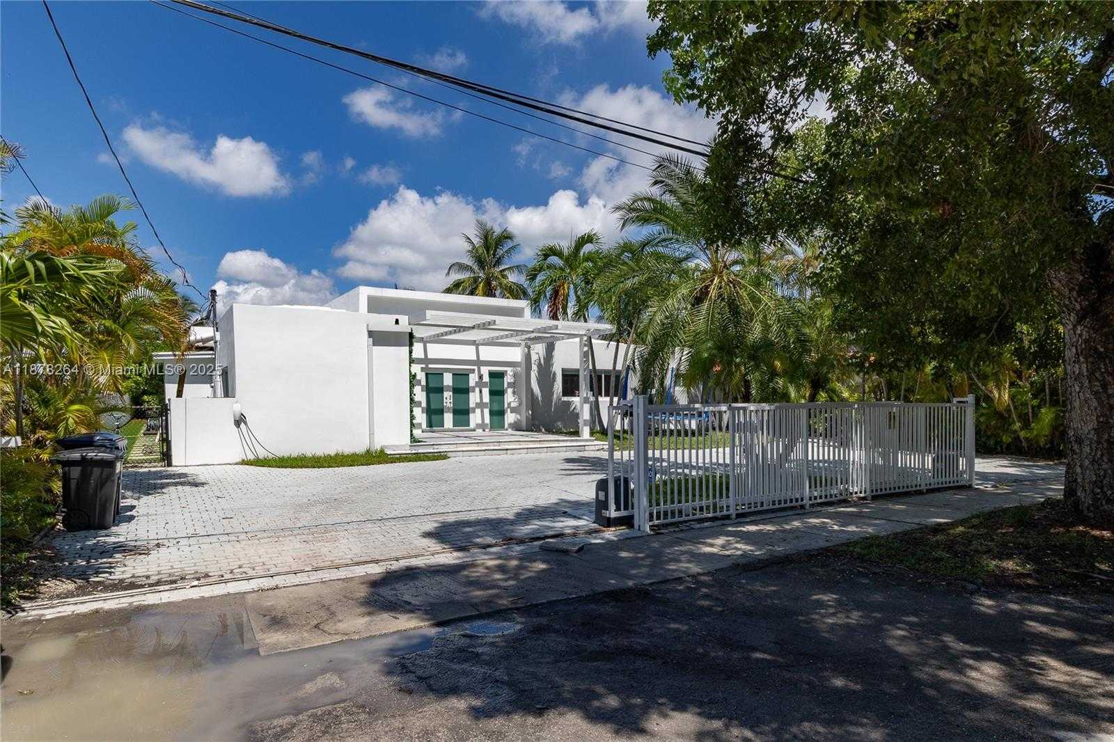 Small Image of 1215 NORTH BISCAYNE POINT RD, Miami Beach Number 4