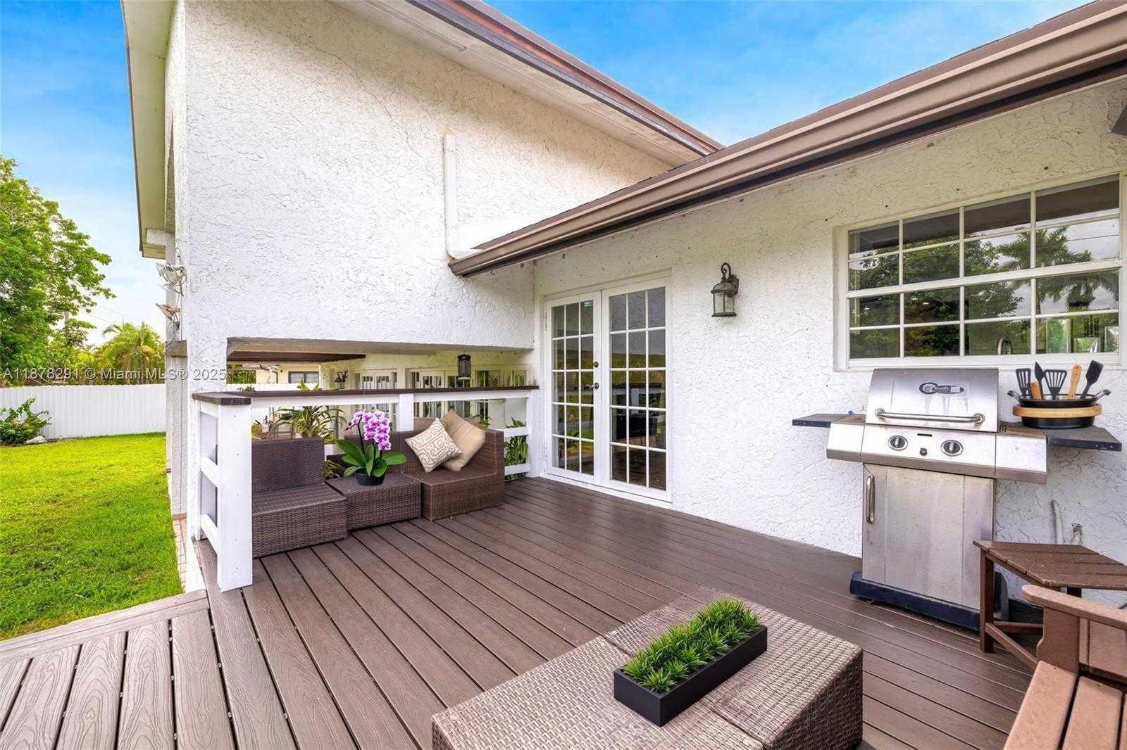 Small Image of 16530 ROYAL POINCIANA CT, Weston Number 2