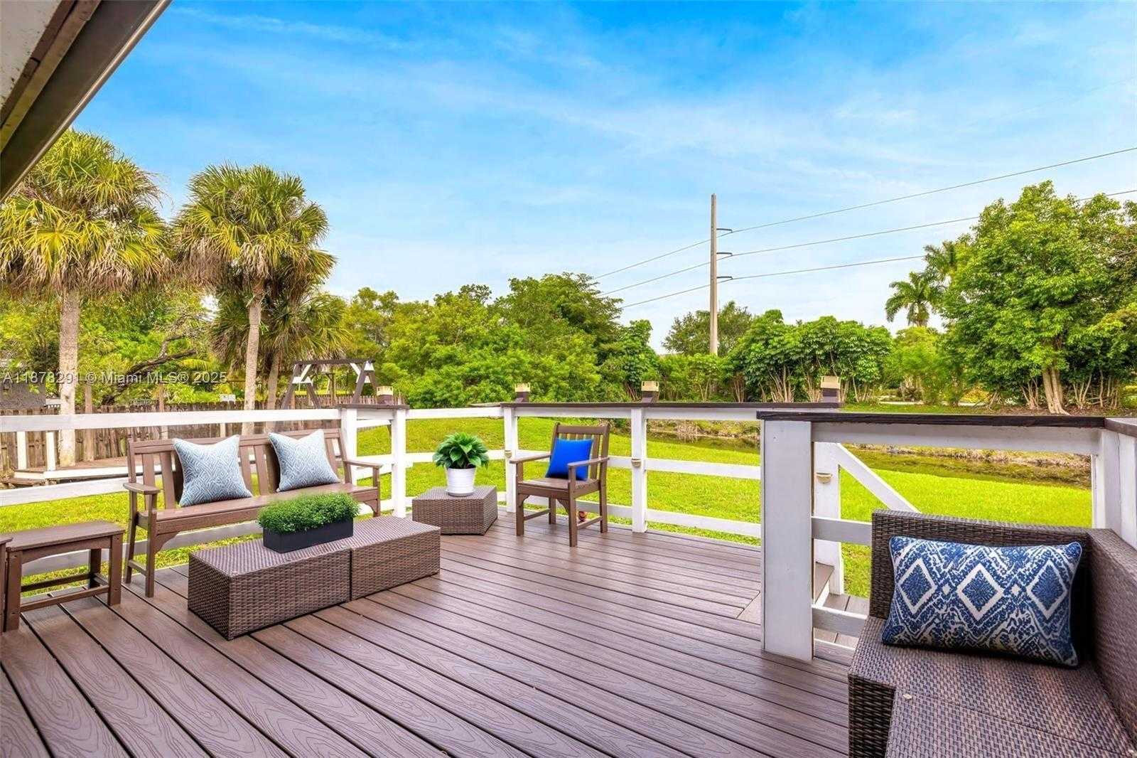Small Image of 16530 ROYAL POINCIANA CT, Weston Number 3