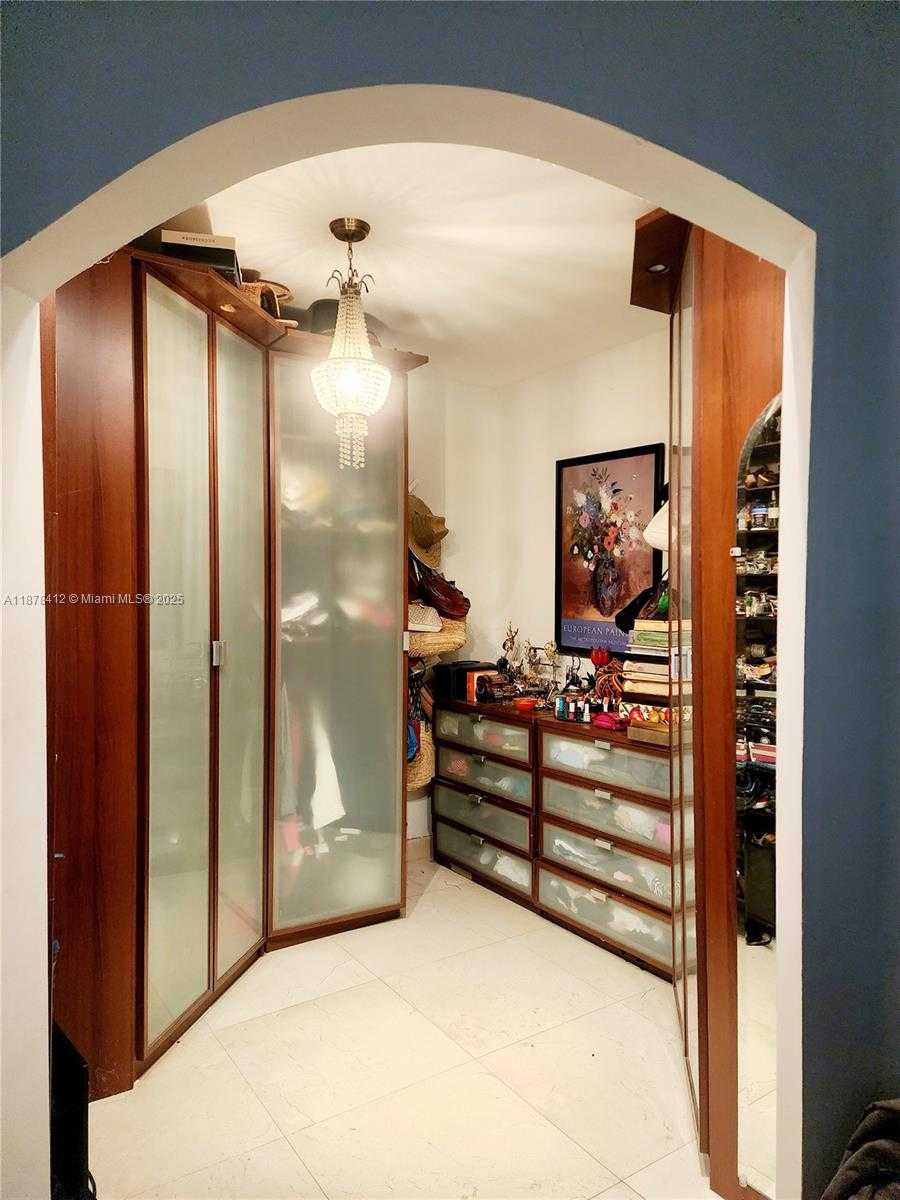 Small Image of 1710 CLEVELAND RD, Miami Beach Number 16