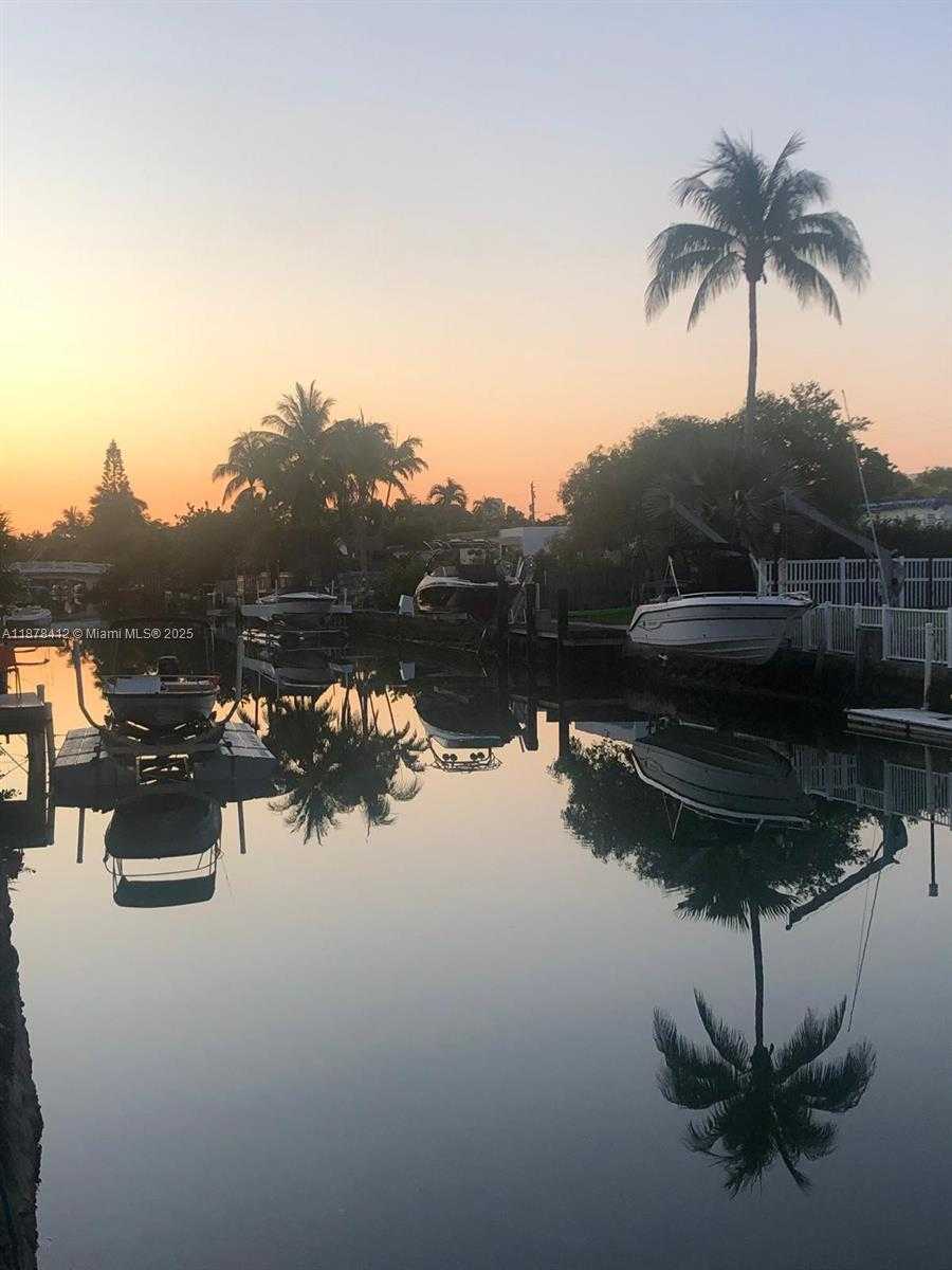 Small Image of 1710 CLEVELAND RD, Miami Beach Number 2