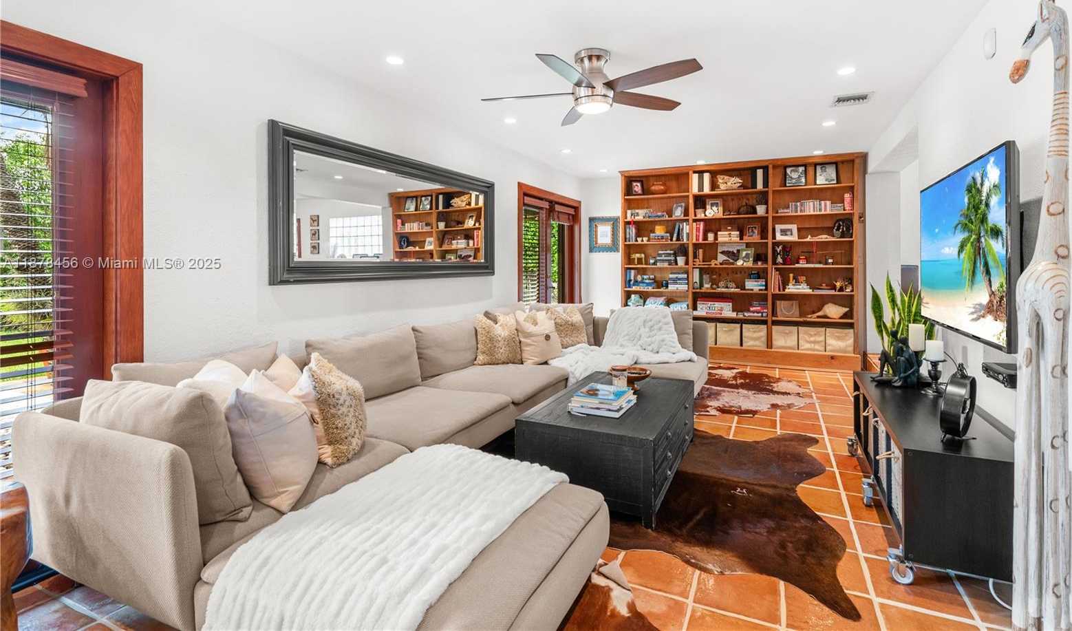 Small Image of 12430 KEYSTONE ISLAND DR, North Miami Number 12