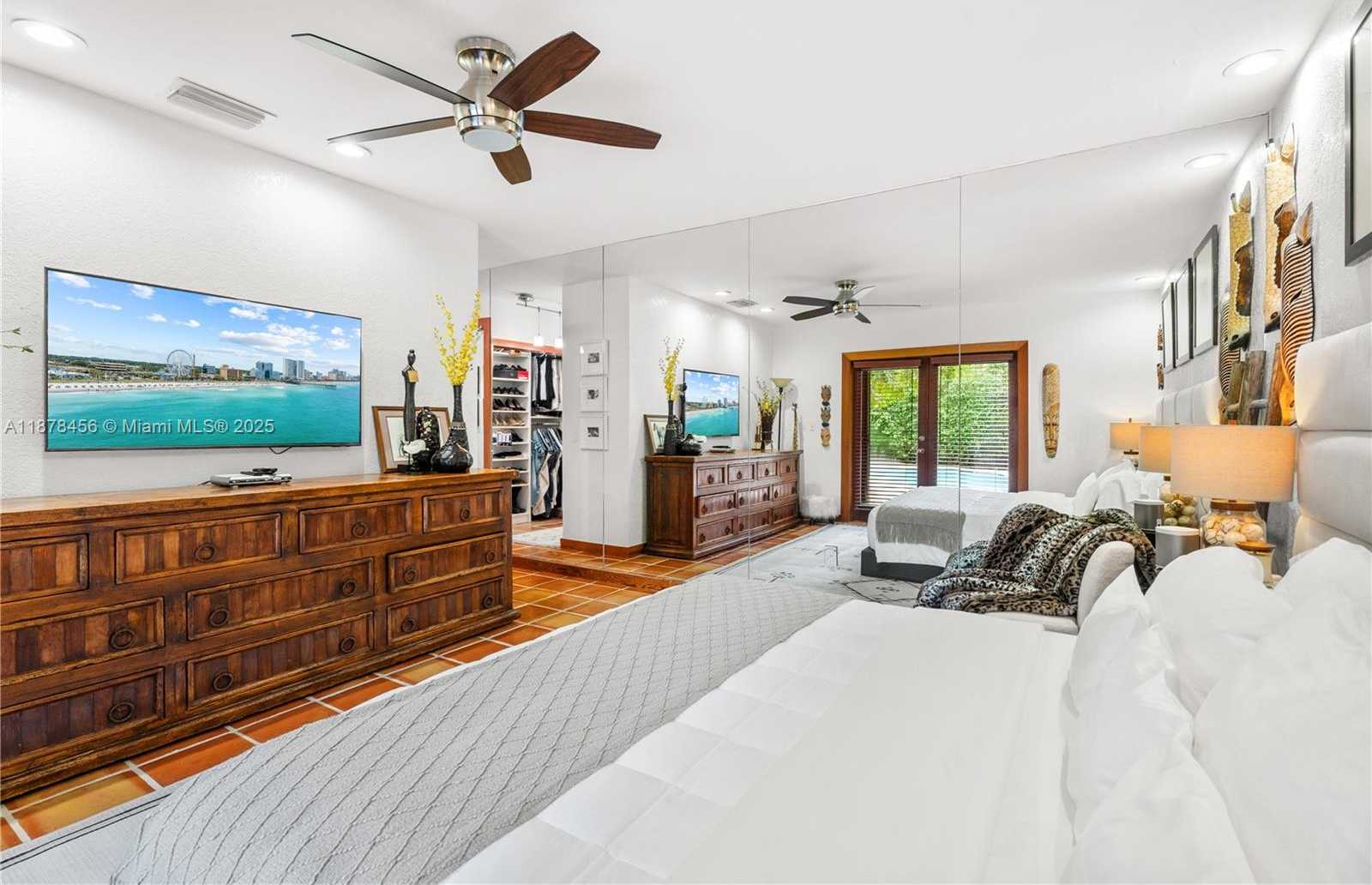 Small Image of 12430 KEYSTONE ISLAND DR, North Miami Number 14