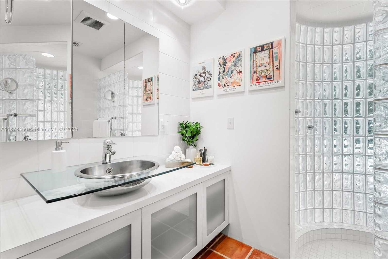 Small Image of 12430 KEYSTONE ISLAND DR, North Miami Number 15
