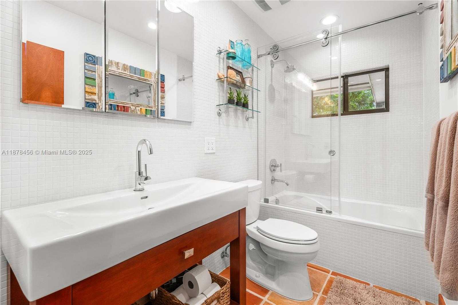 Small Image of 12430 KEYSTONE ISLAND DR, North Miami Number 18
