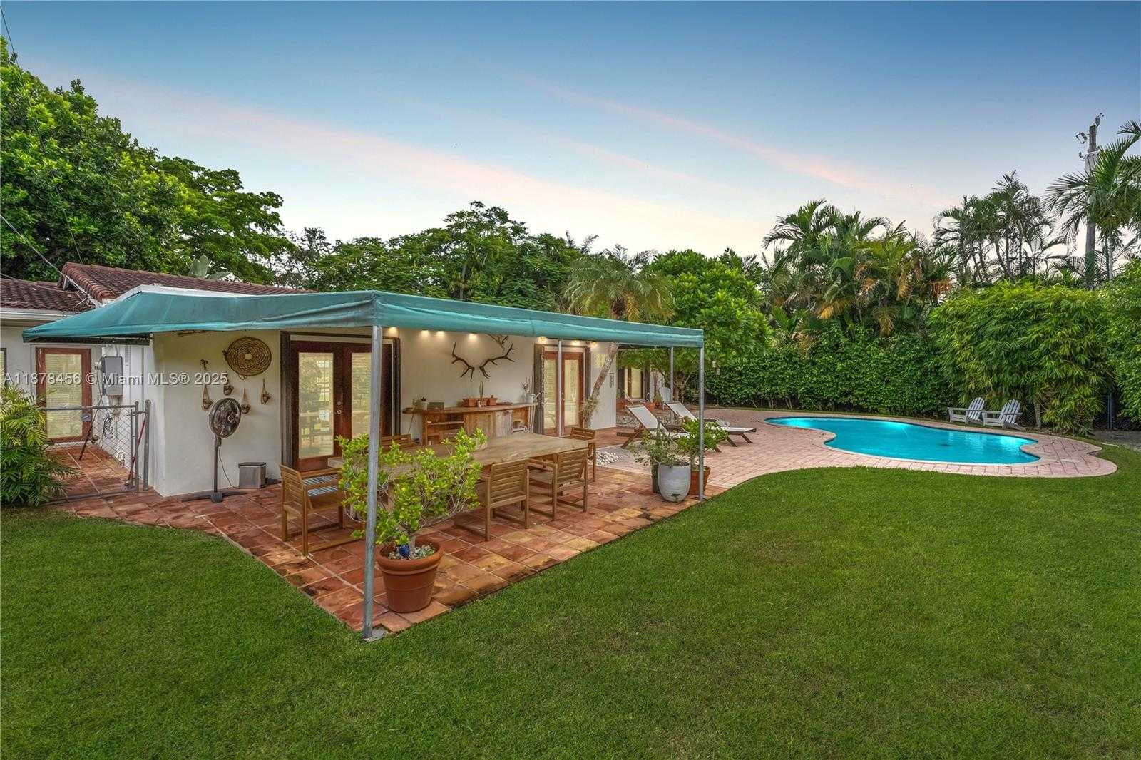 Small Image of 12430 KEYSTONE ISLAND DR, North Miami Number 2