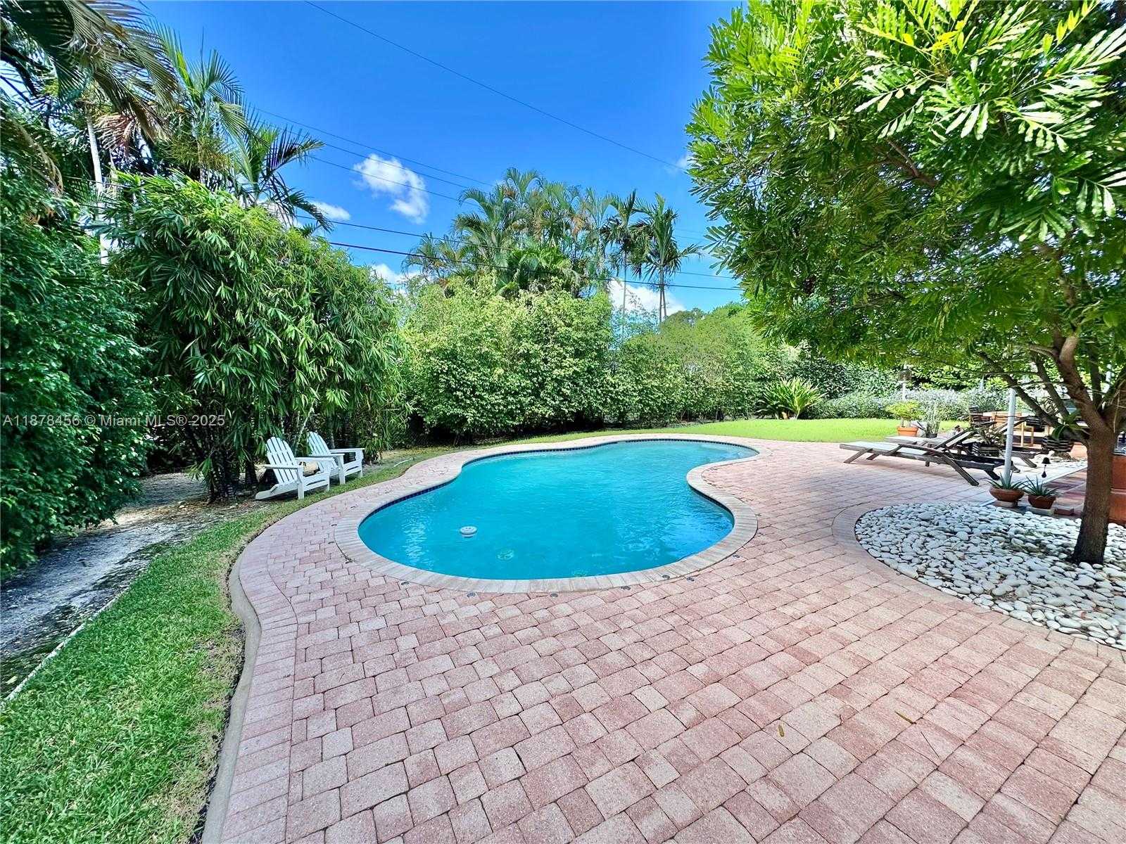Small Image of 12430 KEYSTONE ISLAND DR, North Miami Number 28