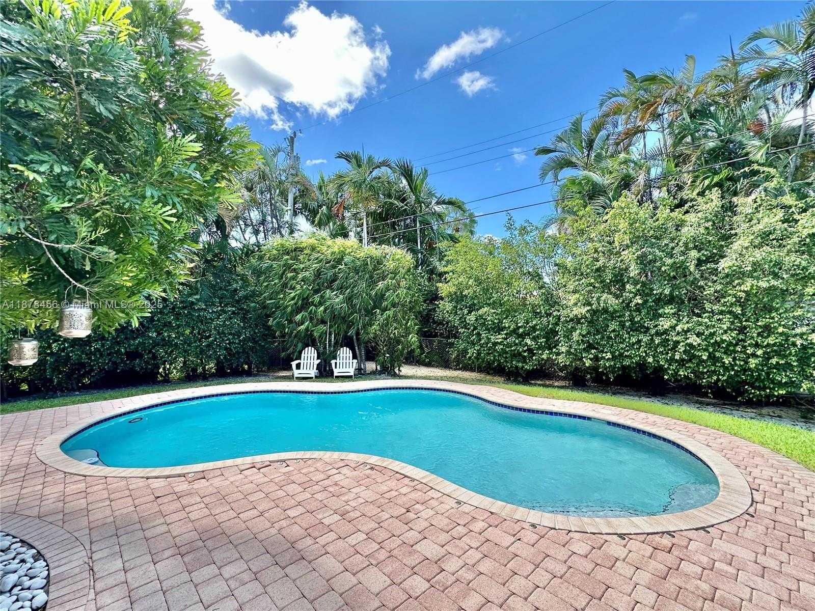 Small Image of 12430 KEYSTONE ISLAND DR, North Miami Number 29