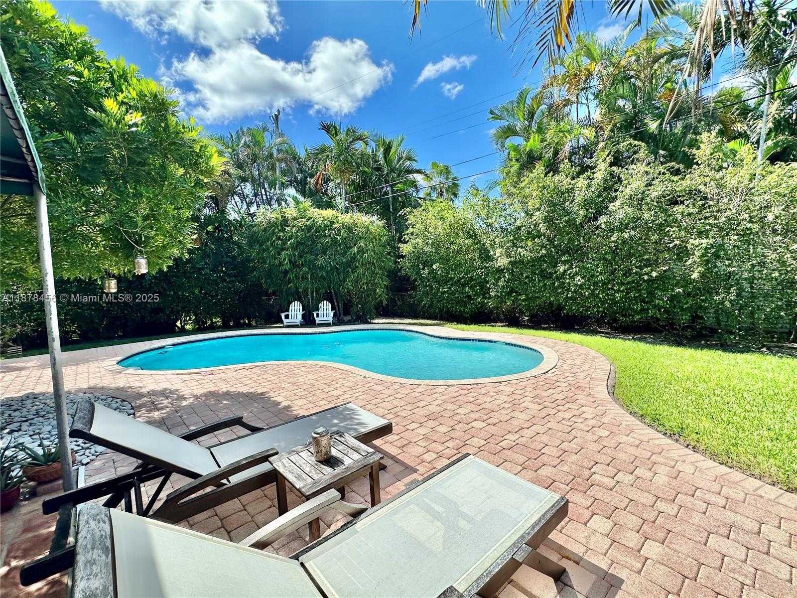 Small Image of 12430 KEYSTONE ISLAND DR, North Miami Number 30