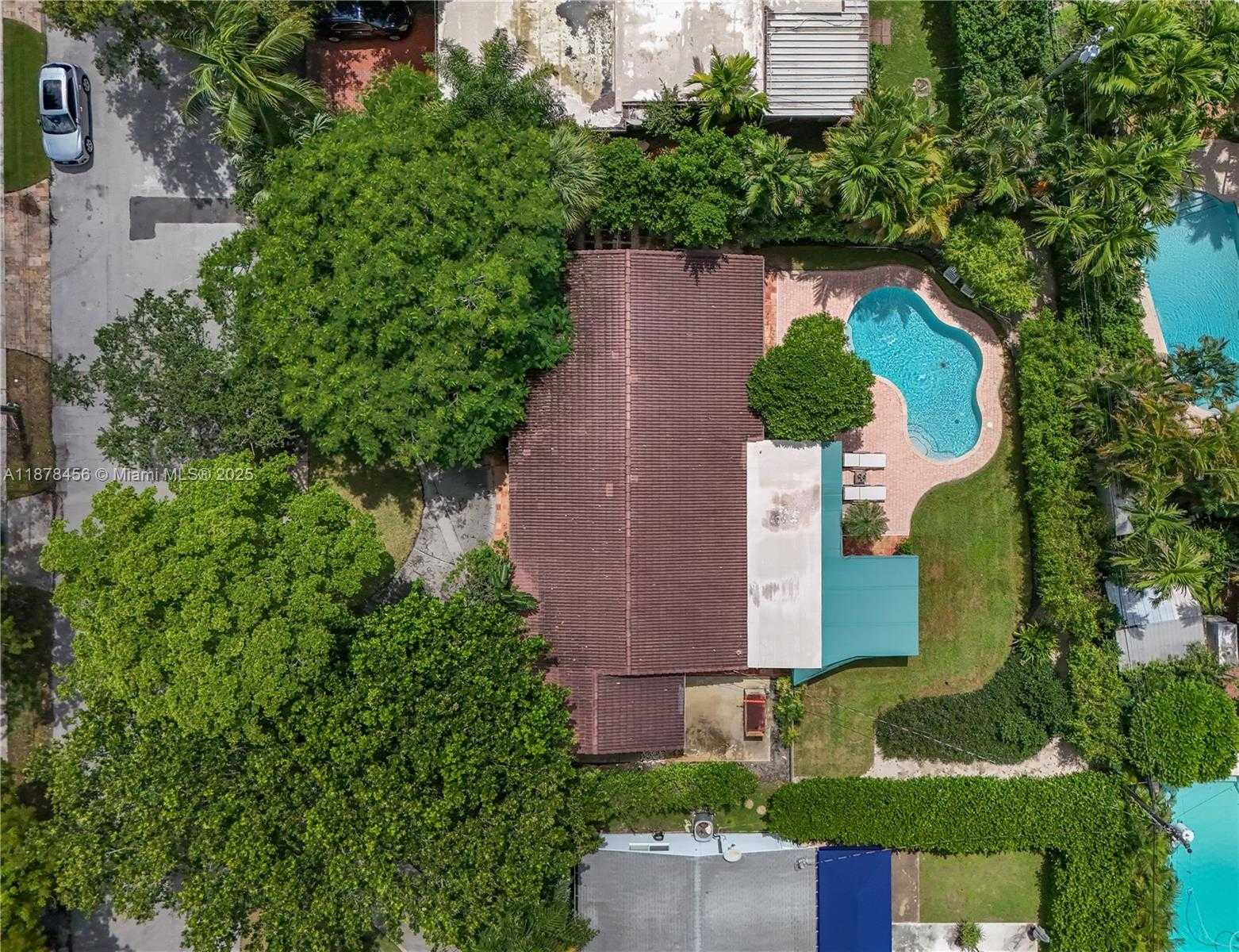 Small Image of 12430 KEYSTONE ISLAND DR, North Miami Number 32