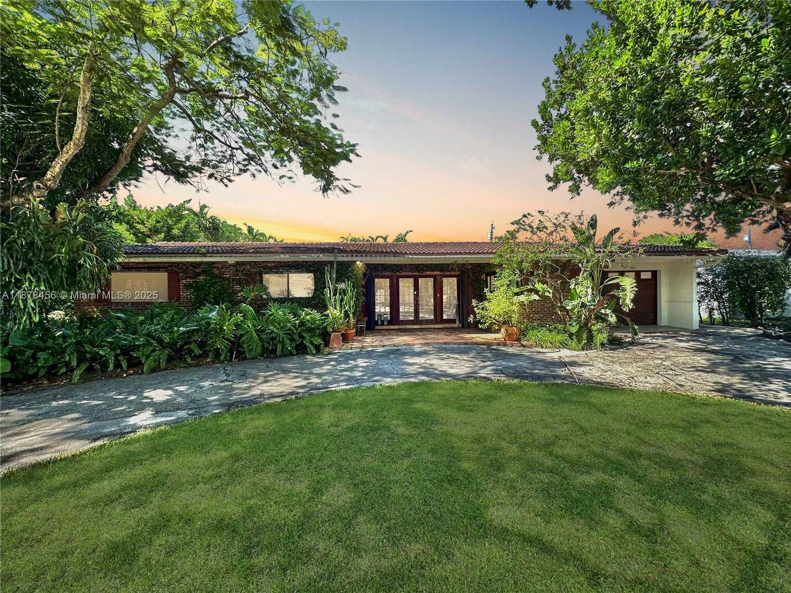 Small Image of 12430 KEYSTONE ISLAND DR, North Miami Number 34