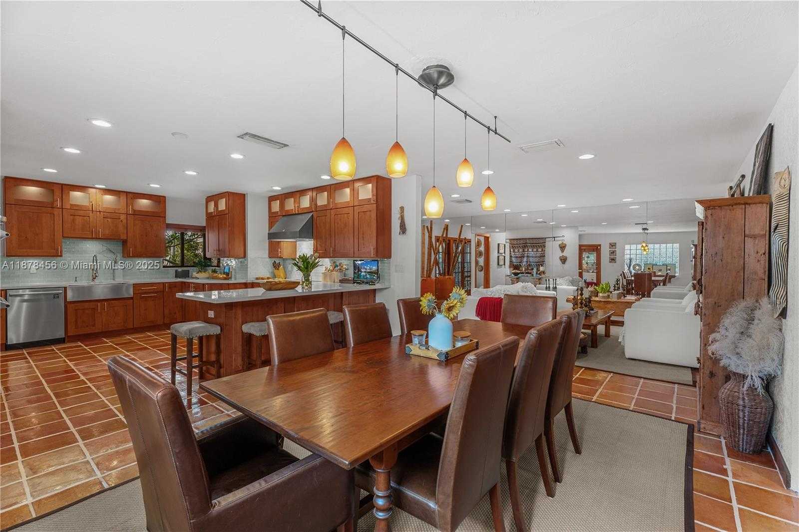 Small Image of 12430 KEYSTONE ISLAND DR, North Miami Number 8