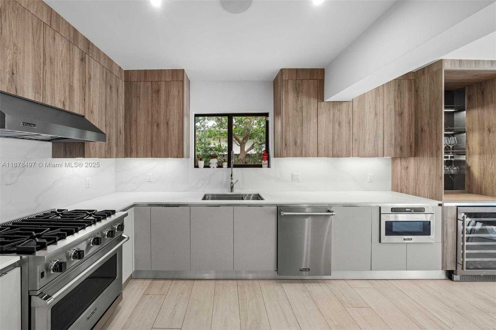 Small Image of 8033 NOREMAC AVE, Miami Beach Number 21