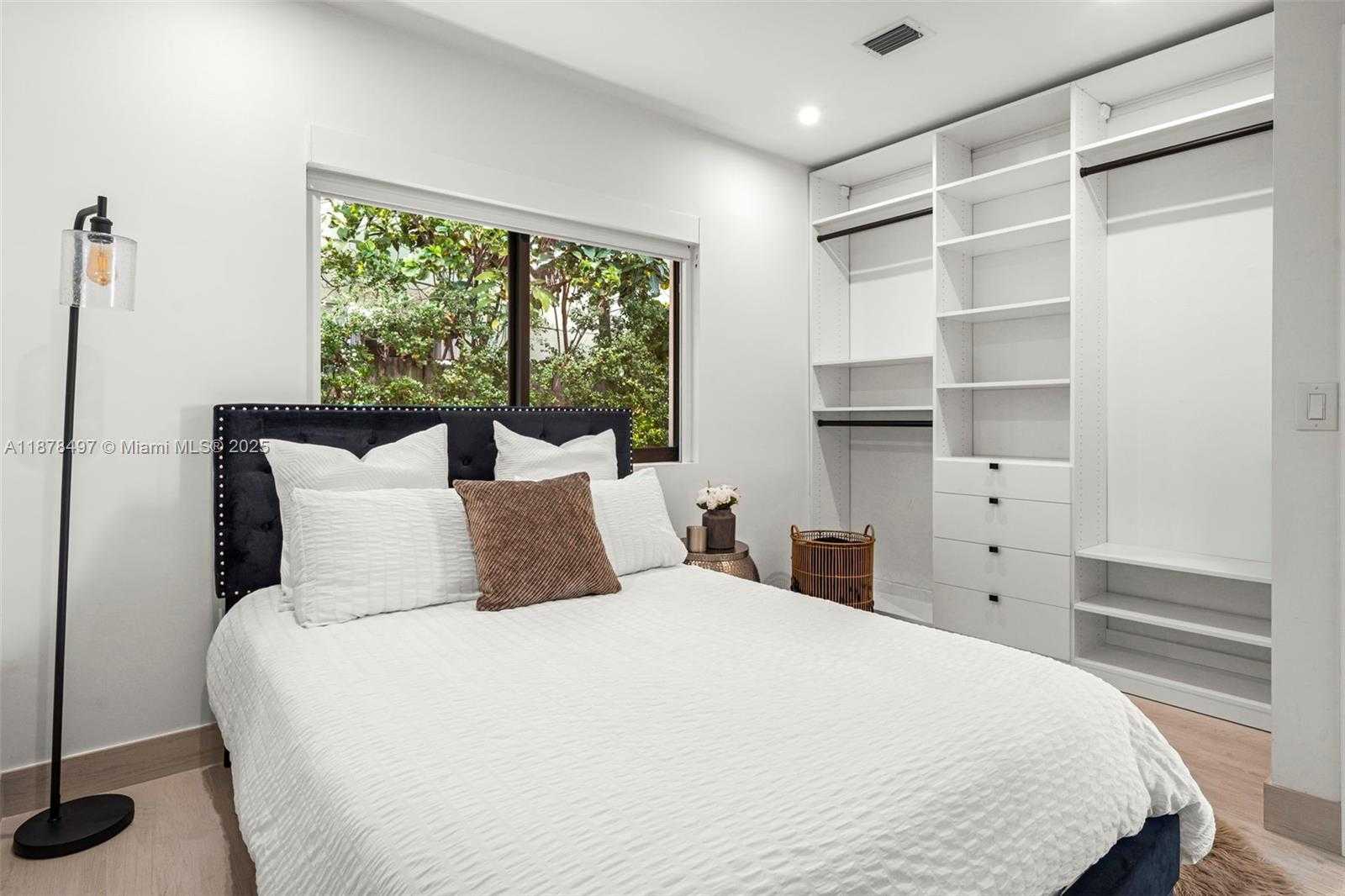 Small Image of 8033 NOREMAC AVE, Miami Beach Number 41