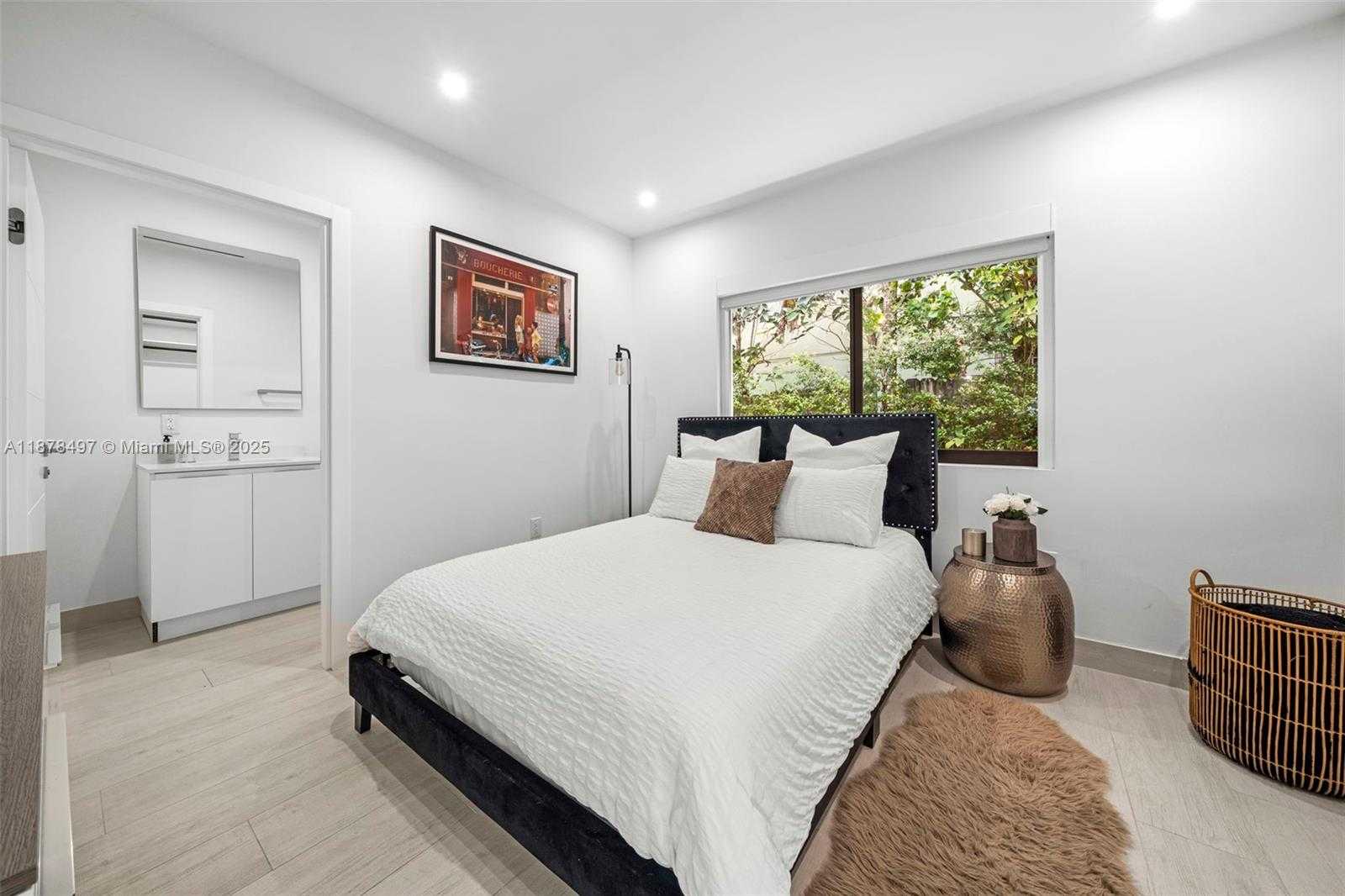 Small Image of 8033 NOREMAC AVE, Miami Beach Number 42