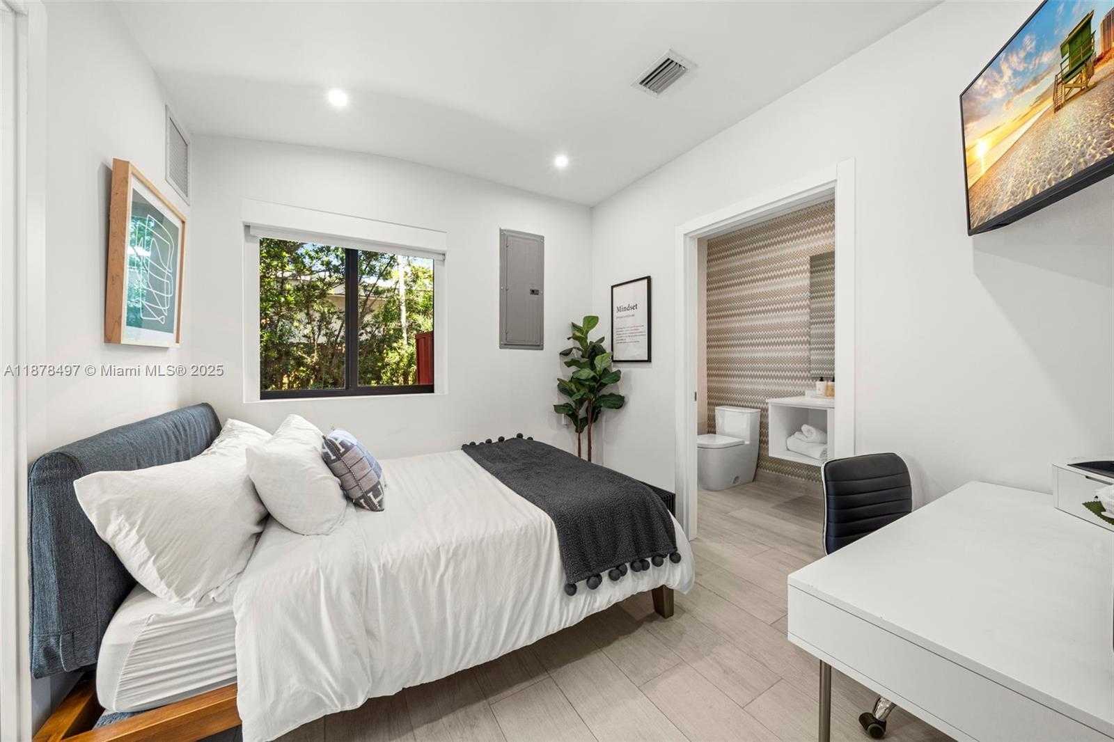 Small Image of 8033 NOREMAC AVE, Miami Beach Number 44