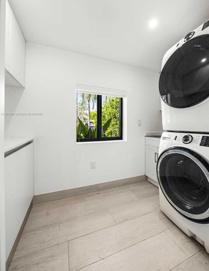 Small Image of 8033 NOREMAC AVE, Miami Beach Number 48
