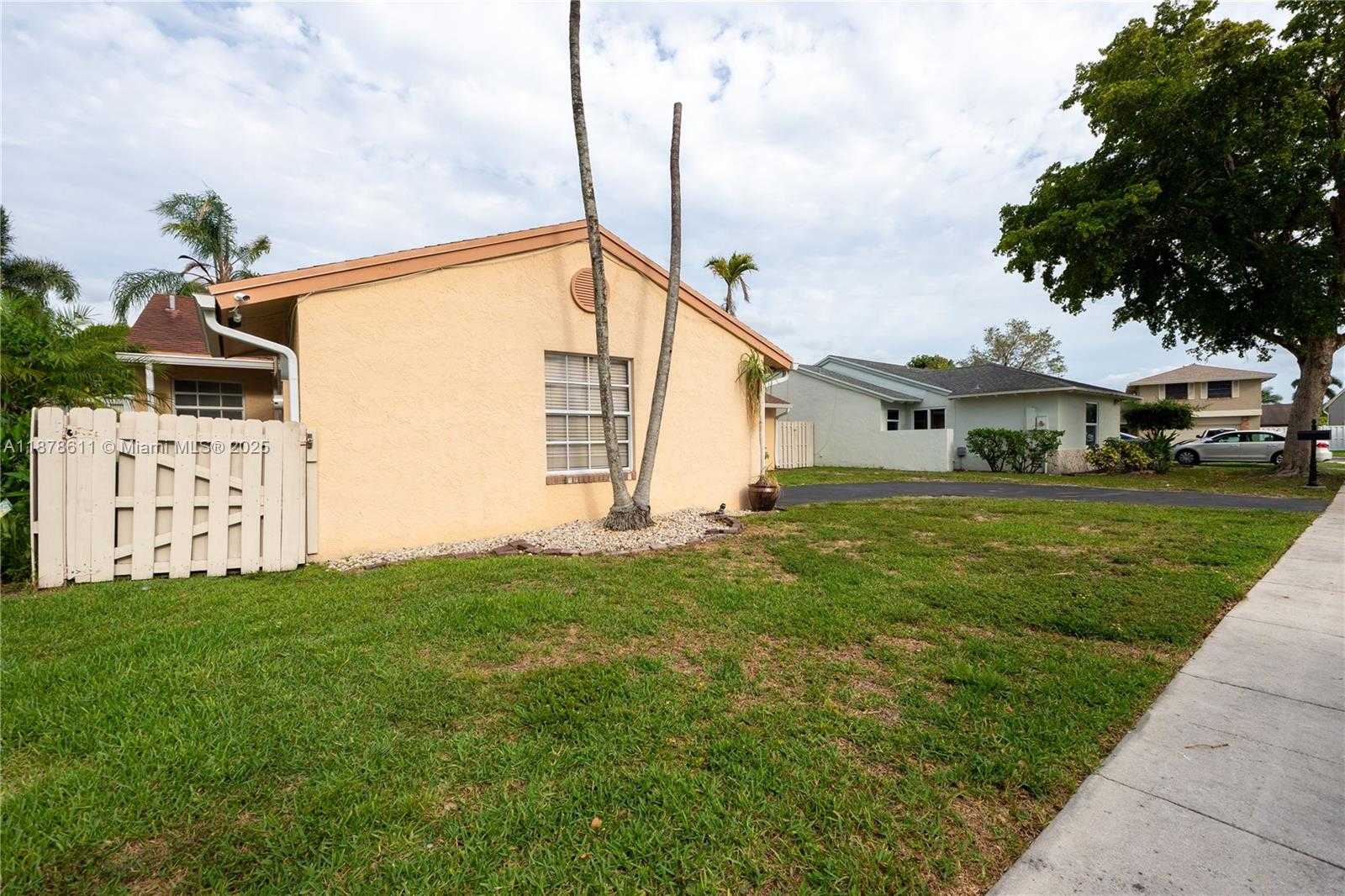Small Image of 550 AUBURN WAY, Davie Number 26